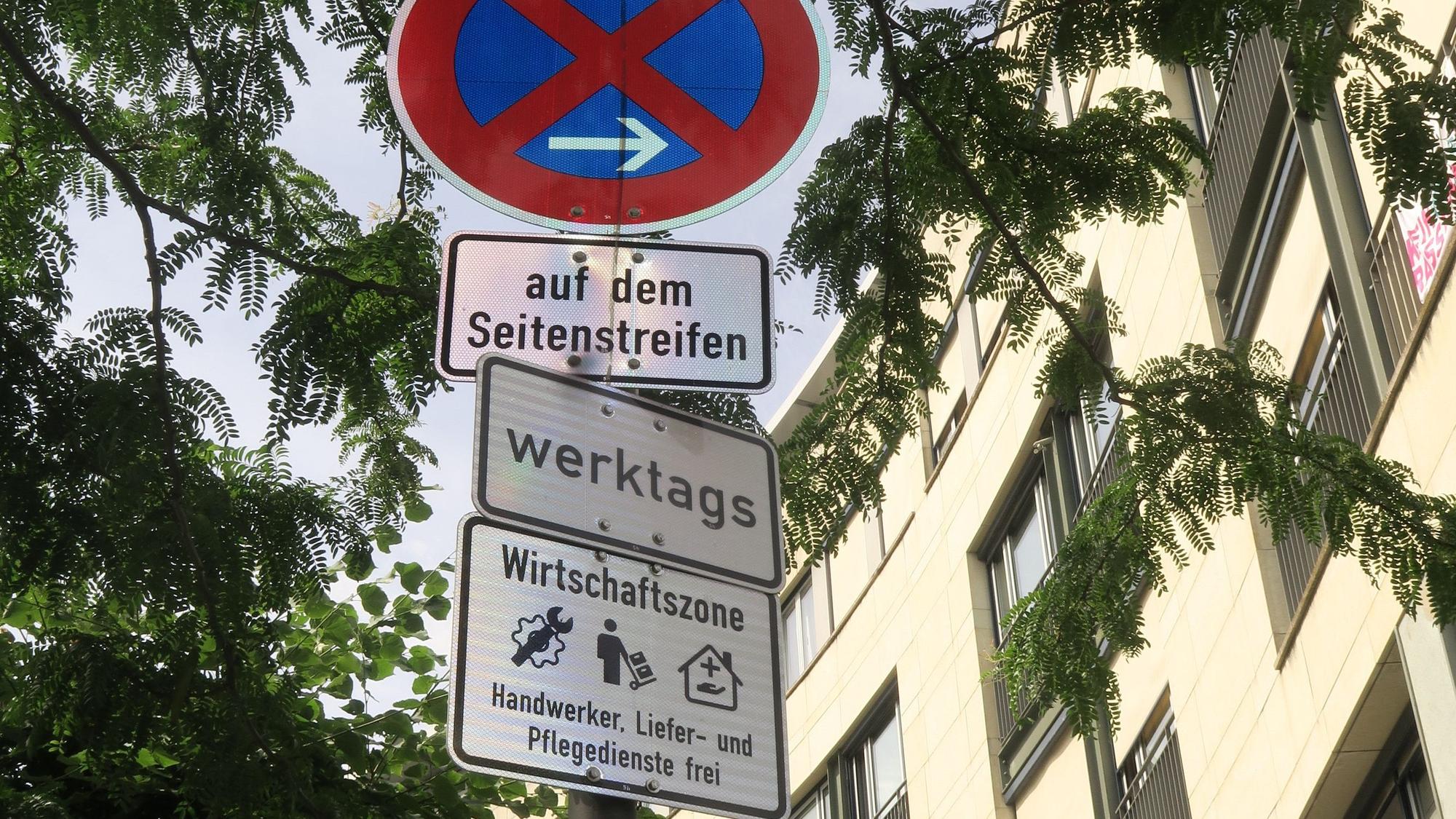 Diese Beschilderung weist seit Sommer 2024 eine Wirtschaftszone aus.