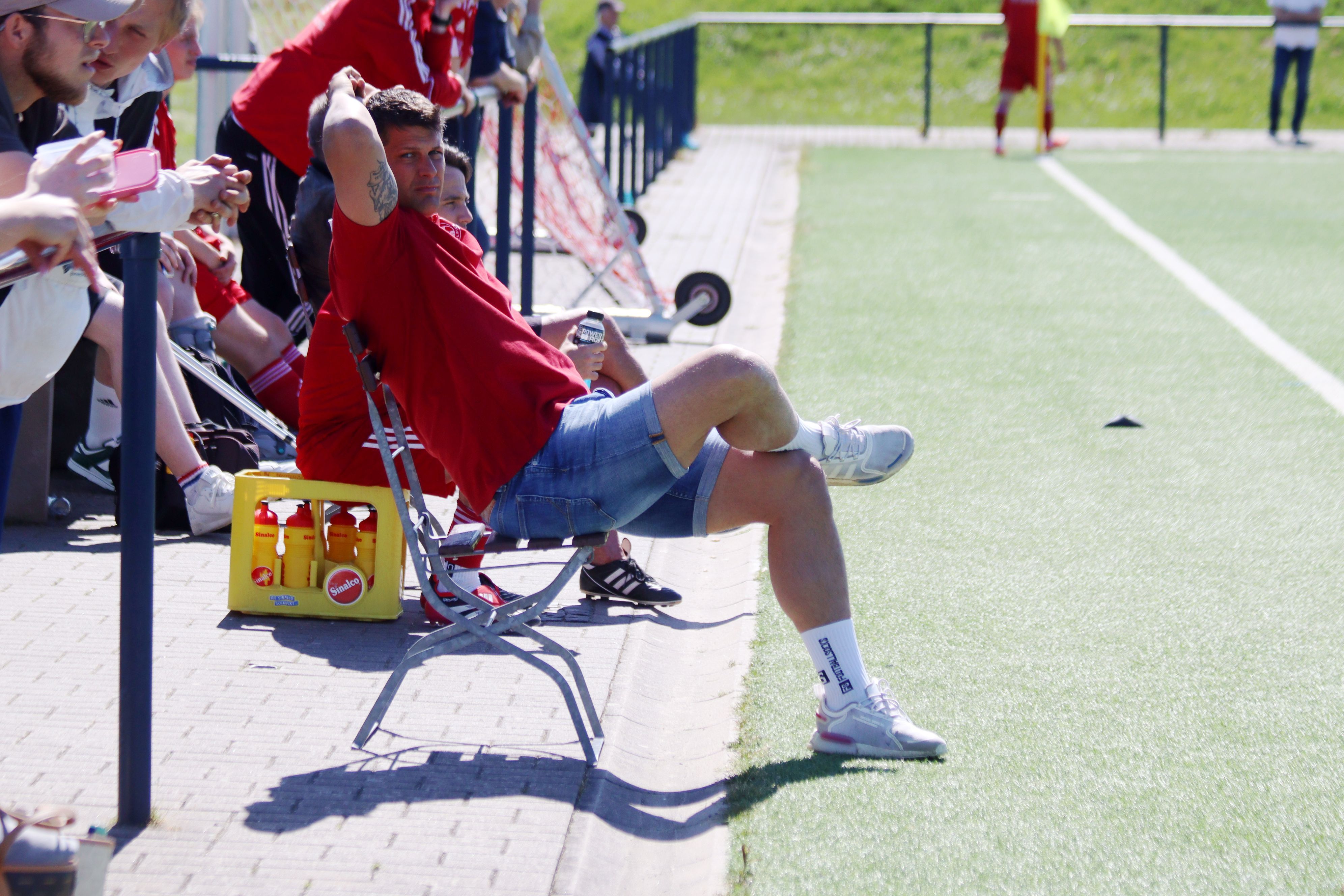 David Sasse sitzt am Spielfeldrand auf einem Stuhl.