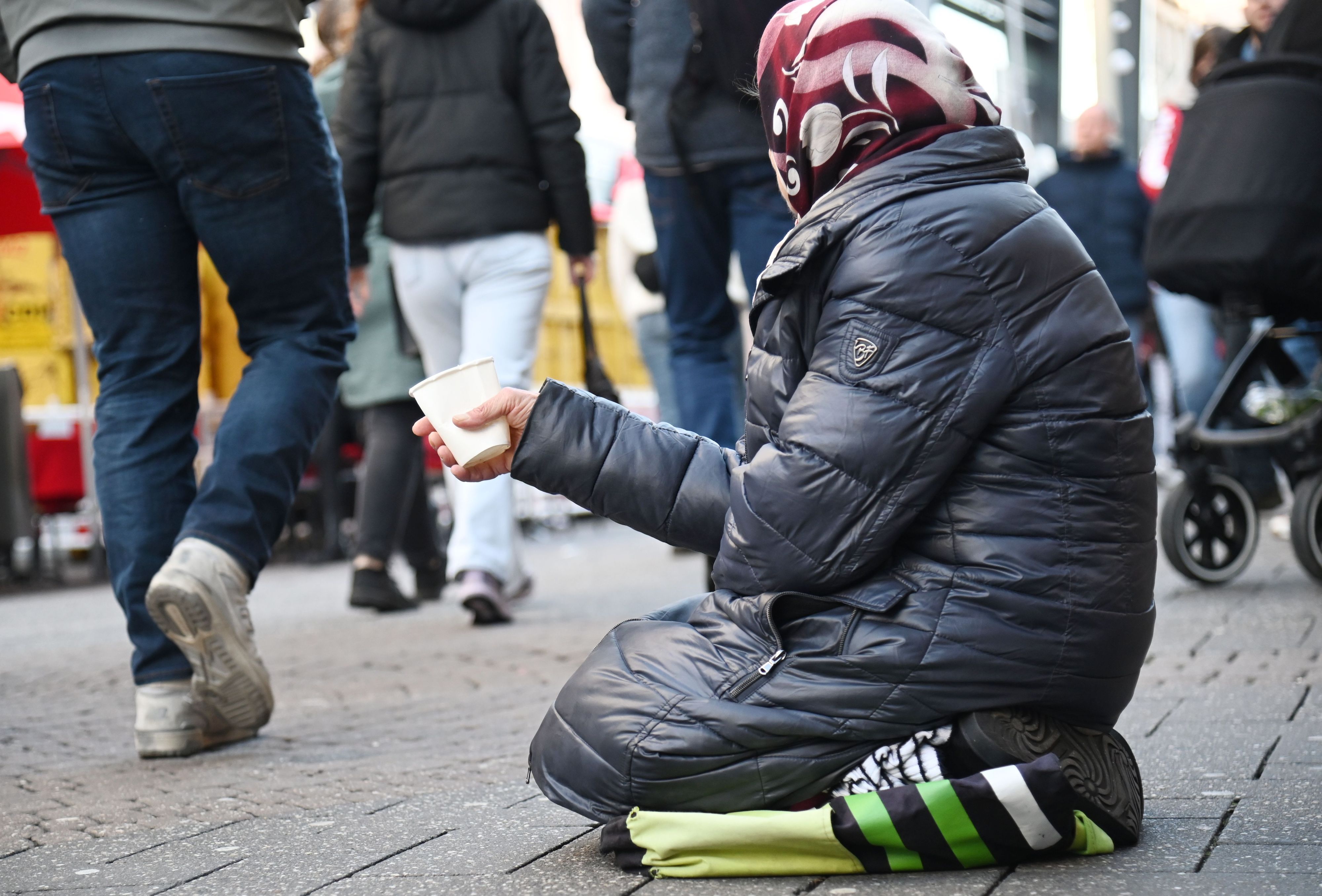 Bettler auf der Straße in der Kölner Innenstadt: Das stile Betteln steht nicht im Fokus des Dortmunder Verbots.