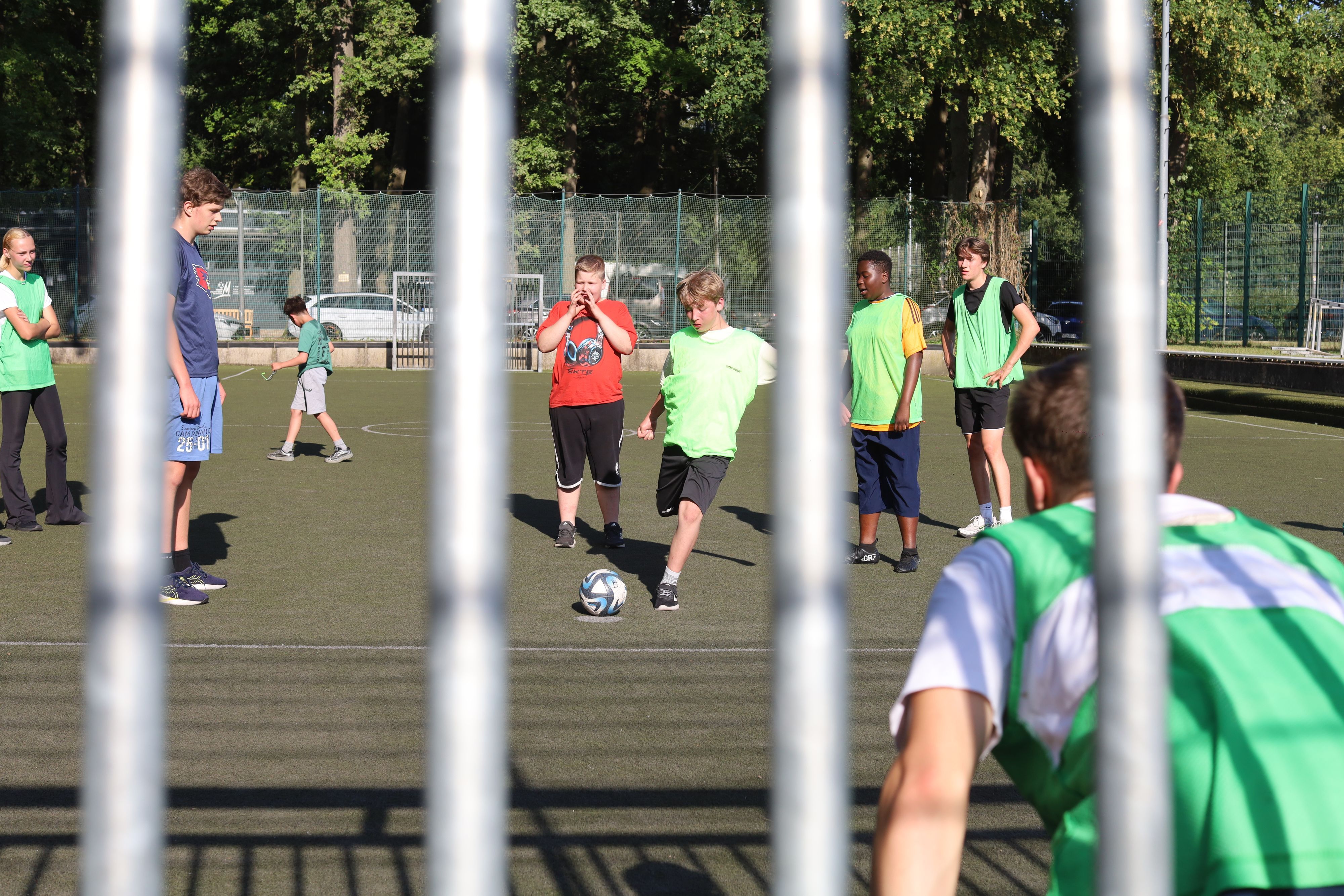 Auch die Geschwister der herzkranken Kinder dürfen bei dem Projekt von Kölner Uniklinik, Spoho und dem 1. FC Köln mit Fußball spielen.