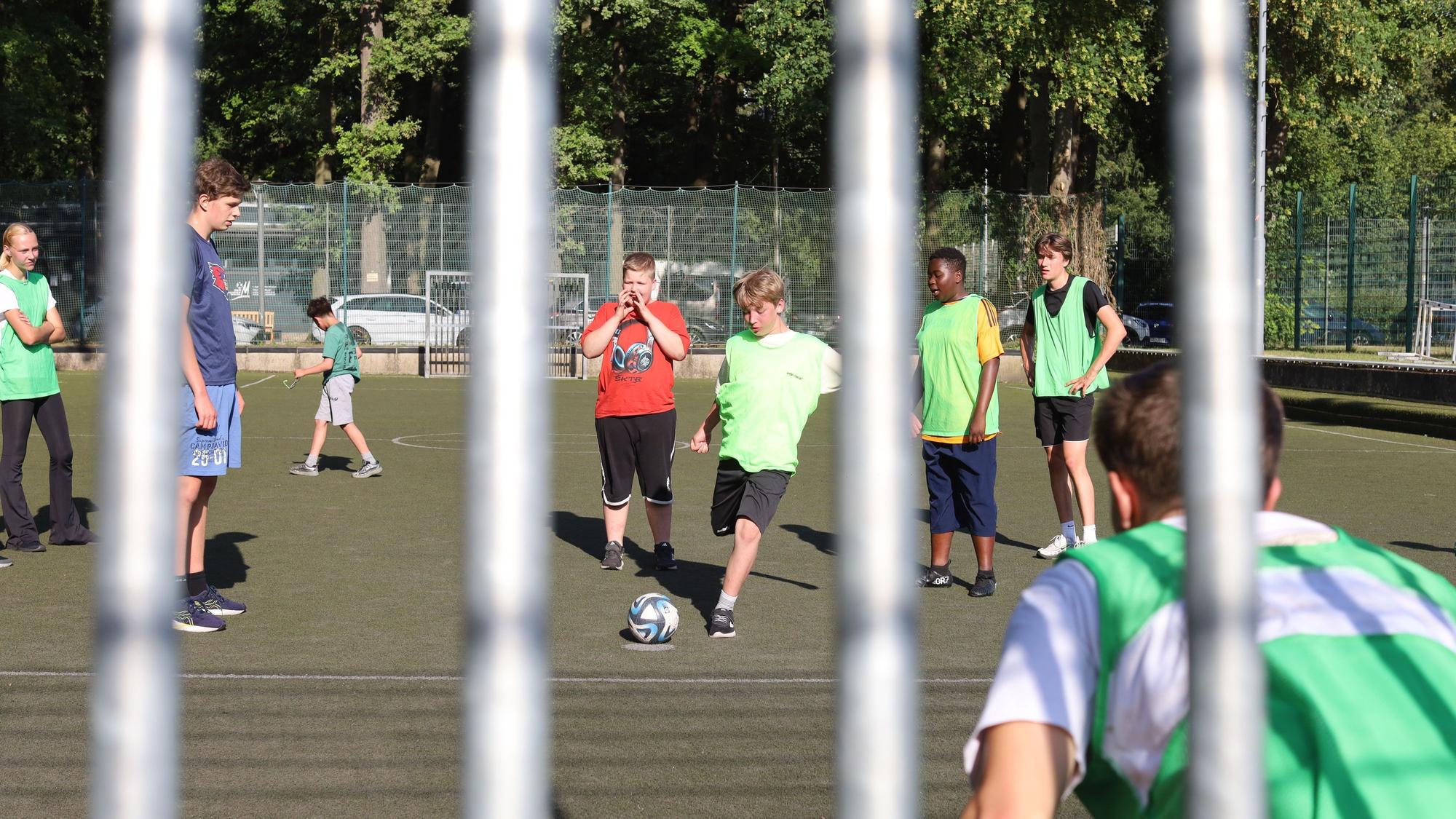 Auch die Geschwister der herzkranken Kinder dürfen bei dem Projekt von Kölner Uniklinik, Spoho und dem 1. FC Köln mit Fußball spielen.