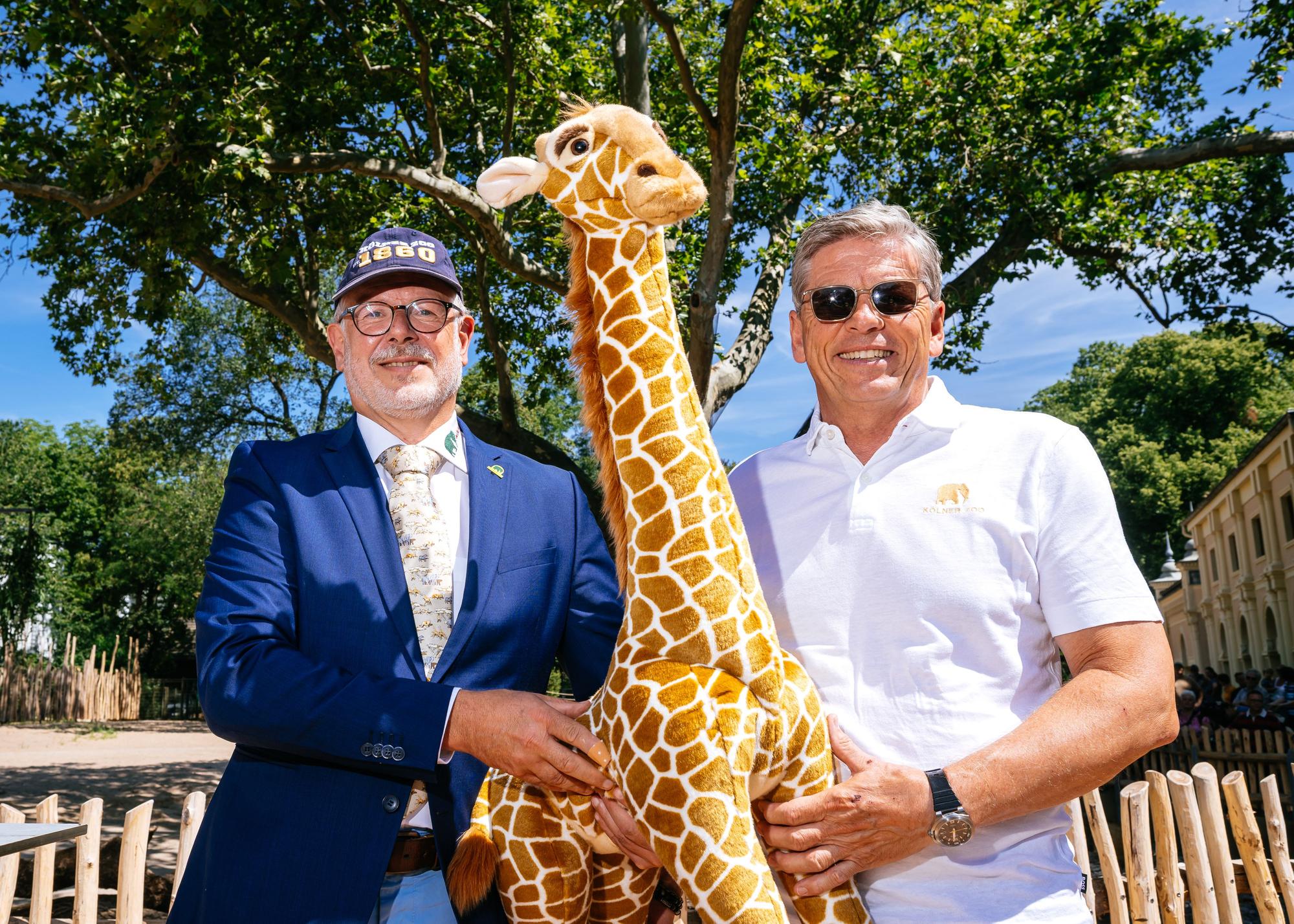 10.07.2026, Köln: Der Kölner Zoo eröffnet seine neue Giraffenanlage und stellt seine neuen Giraffen vor. Alles soll größer, moderner, abwechslungsreicher werden -- Prof. Theo B. Pagel und Christopher Landsberg
