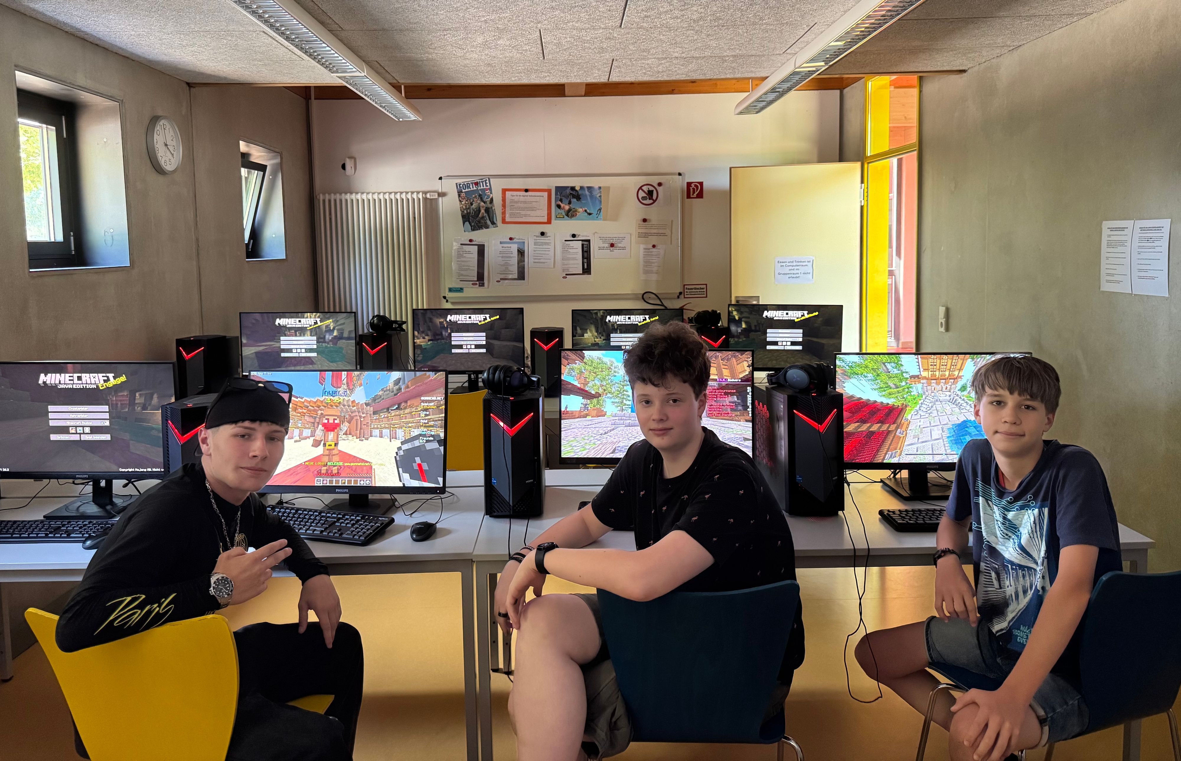 Leon, Ben, Felix (v. l.) und Rafio (nicht im Bild) haben sich in den letzten Wochen im Computerraum des Kinder- und Jugendzentrums Leichlingen intensiv auf das Finale der E-Sport-Jugendliga NRW vorbereitet.