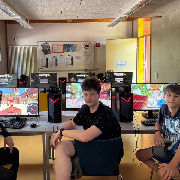 Leon, Ben, Felix (v. l.) und Rafio (nicht im Bild) haben sich in den letzten Wochen im Computerraum des Kinder- und Jugendzentrums Leichlingen intensiv auf das Finale der E-Sport-Jugendliga NRW vorbereitet.