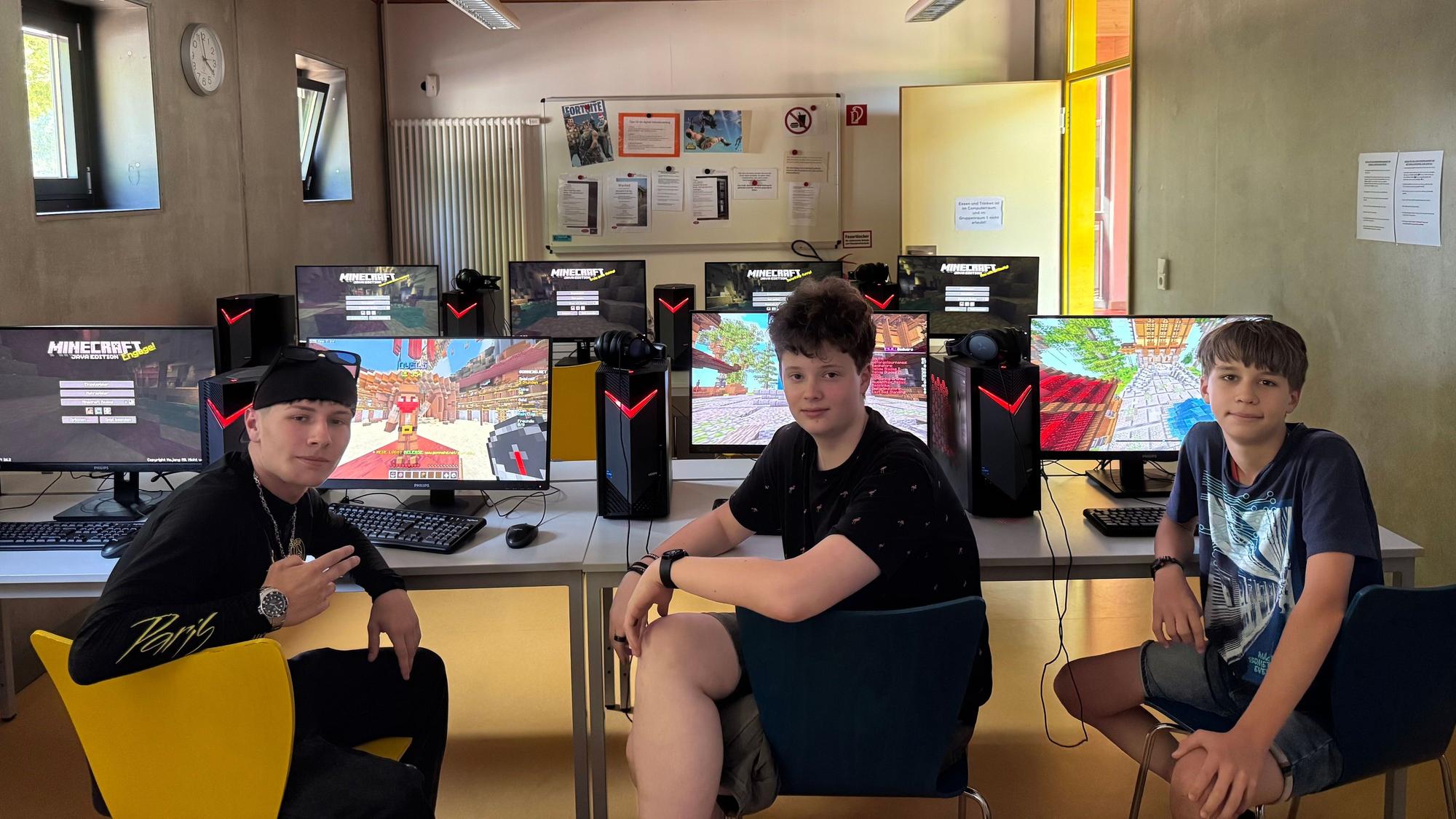 Leon, Ben, Felix (v. l.) und Rafio (nicht im Bild) haben sich in den letzten Wochen im Computerraum des Kinder- und Jugendzentrums Leichlingen intensiv auf das Finale der E-Sport-Jugendliga NRW vorbereitet.