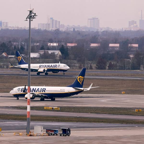 Bei einem Ryanair-Flug brach unterwegs eine Scheibe, Passagieren zufolge geriet ein Passagier in Not. (Archivbild)