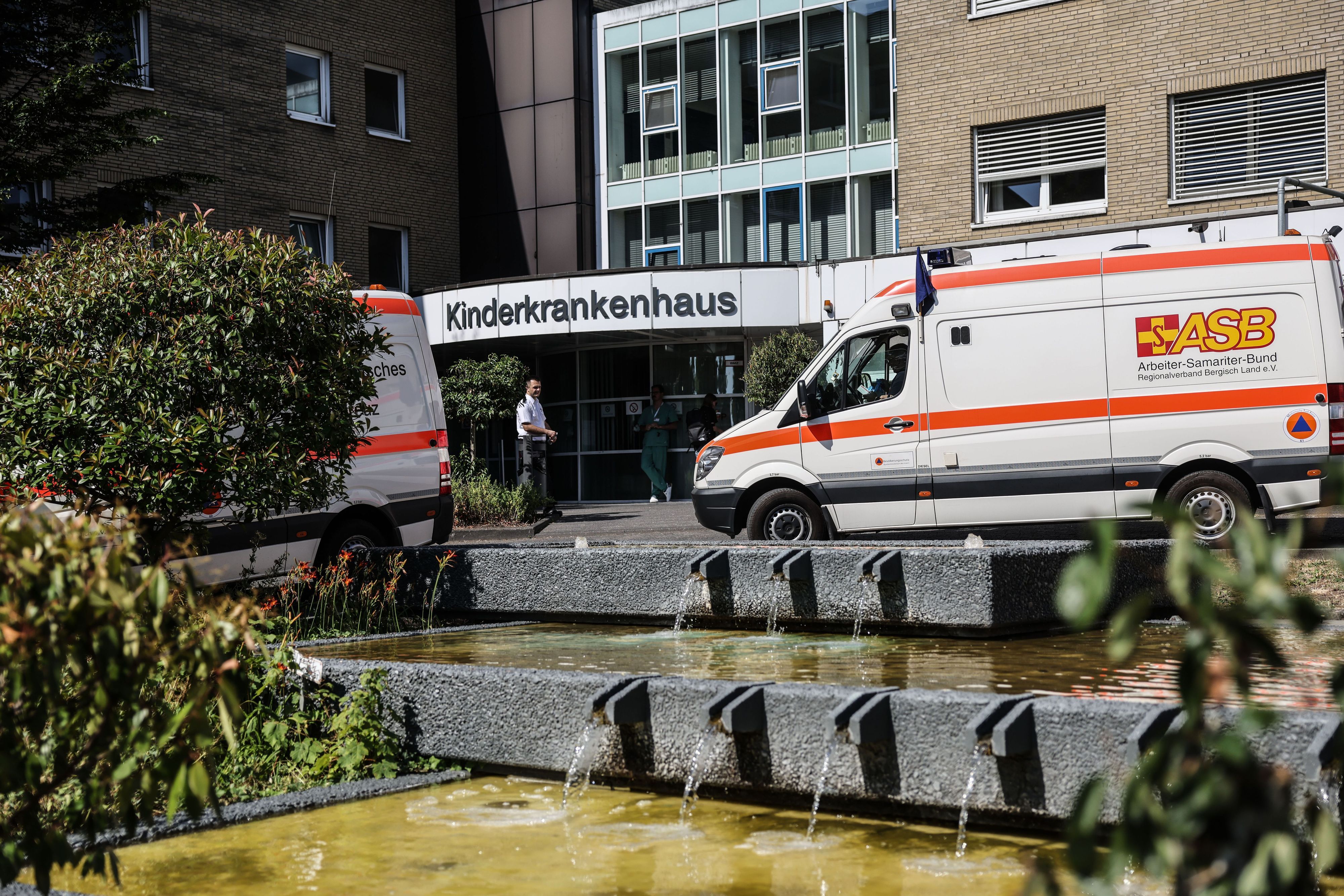 Krankenwagen stehen zur Patientenverlegung vor dem Kinderkrankenhaus.