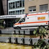 Krankenwagen stehen zur Patientenverlegung vor dem Kinderkrankenhaus.