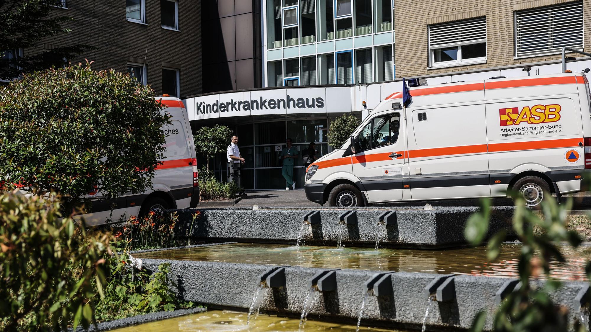 Krankenwagen stehen zur Patientenverlegung vor dem Kinderkrankenhaus.