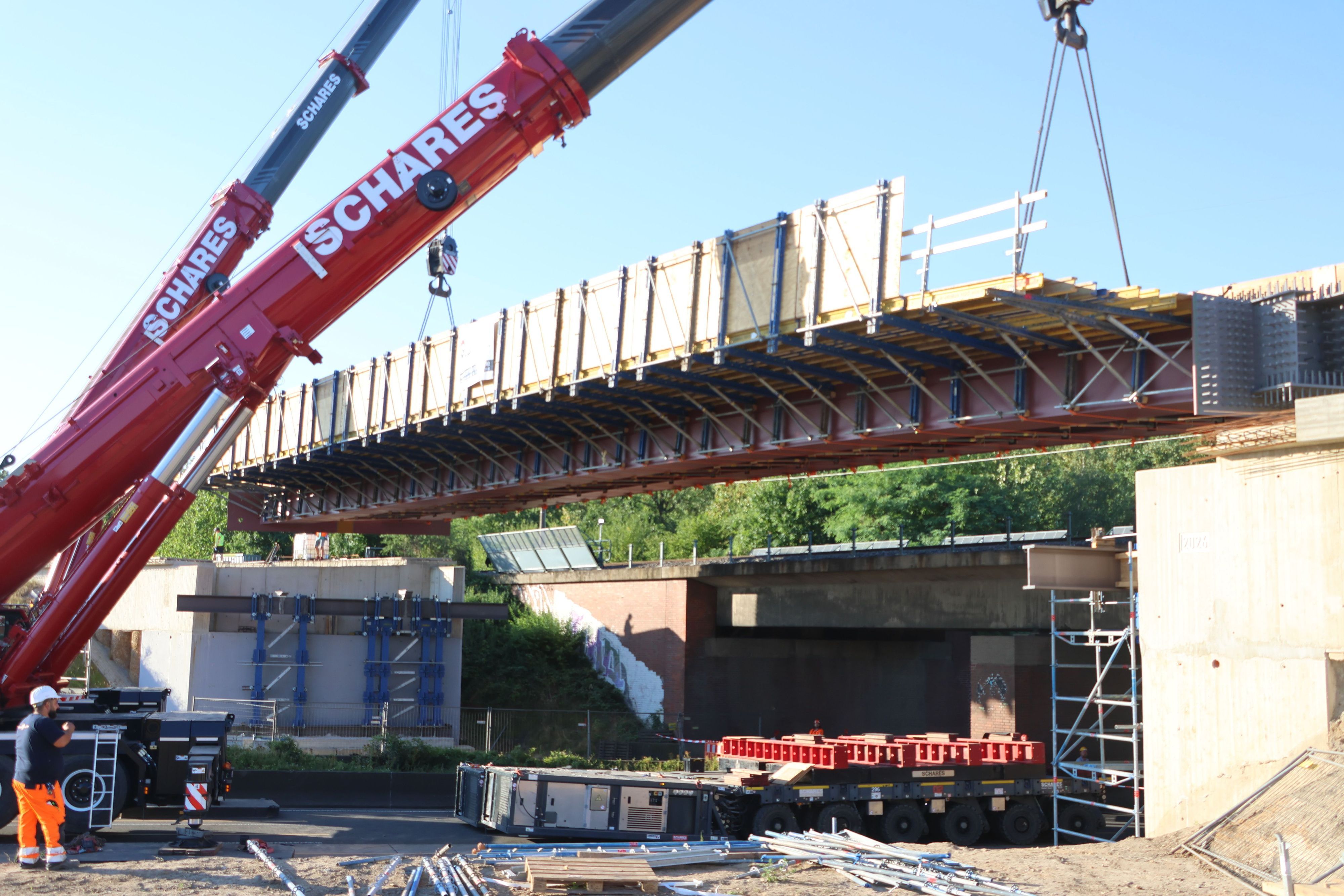 Langsam wurde die Brücke in Position gebracht und auf die Einfassungen runtergelassen.