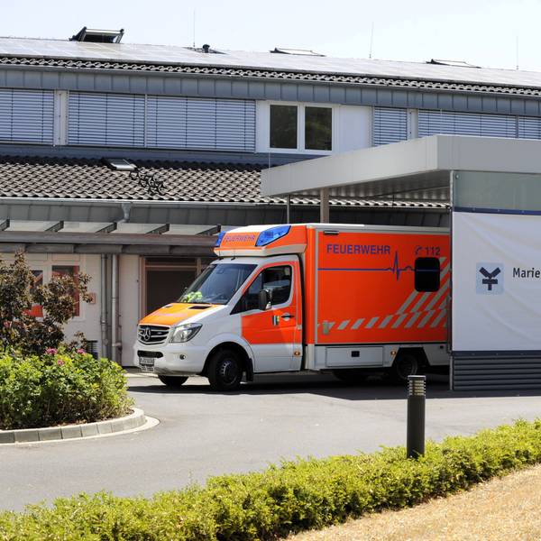 Ein Rettungswagen steht vor dem Marien-Hospital Erftstadt.