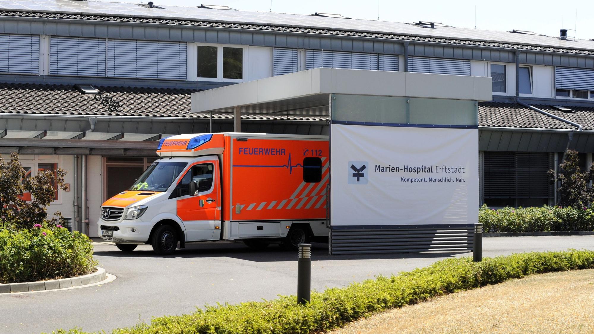 Ein Rettungswagen steht vor dem Marien-Hospital Erftstadt.