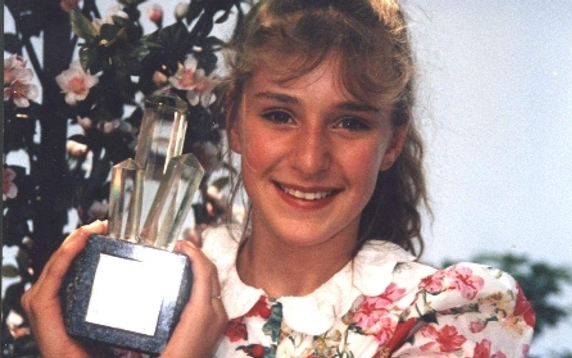 Sieg für „Über jedes Bacherl geht a Brückerl“: Stefanie Hertel mit dem Bergkristall beim Grand Prix der Volksmusik 1992. (Bild: privat)