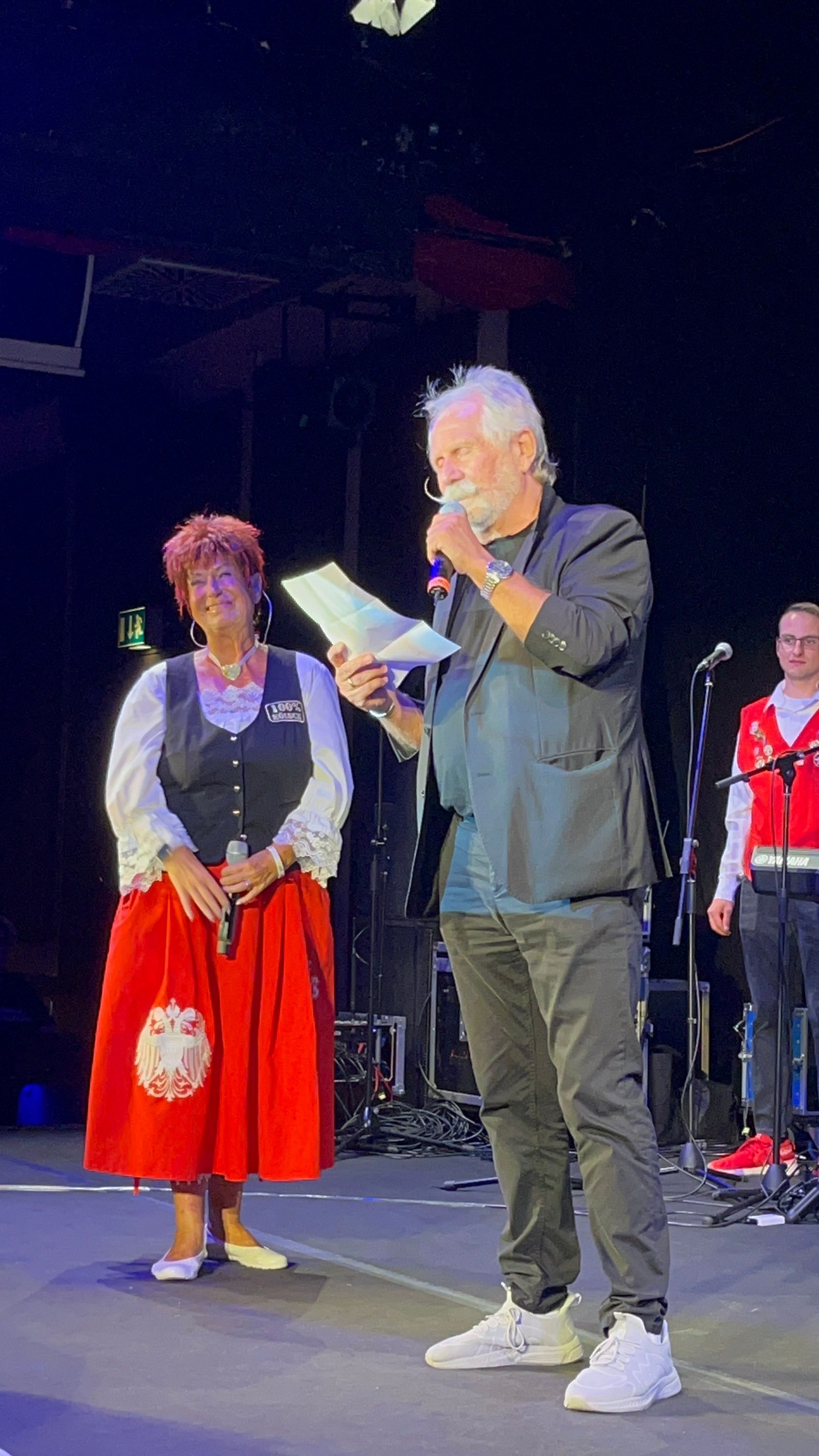 Henning Krautmacher steht mit Marita Köllner auf der Bühne.