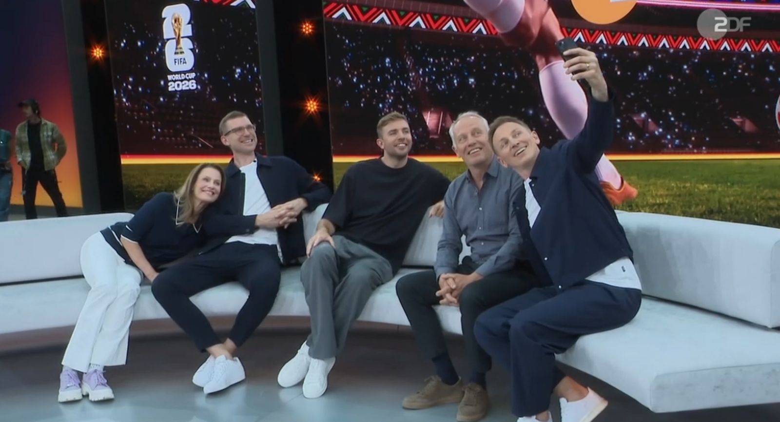 Beim ZDF starteten (von links) Katrin Müller-Hohenstein, Per Mertesacker, Christoph Kramer, Christian Streich und Jochen Breyer gut gelaunt in die Fußball-WM. (Bild: ZDF)