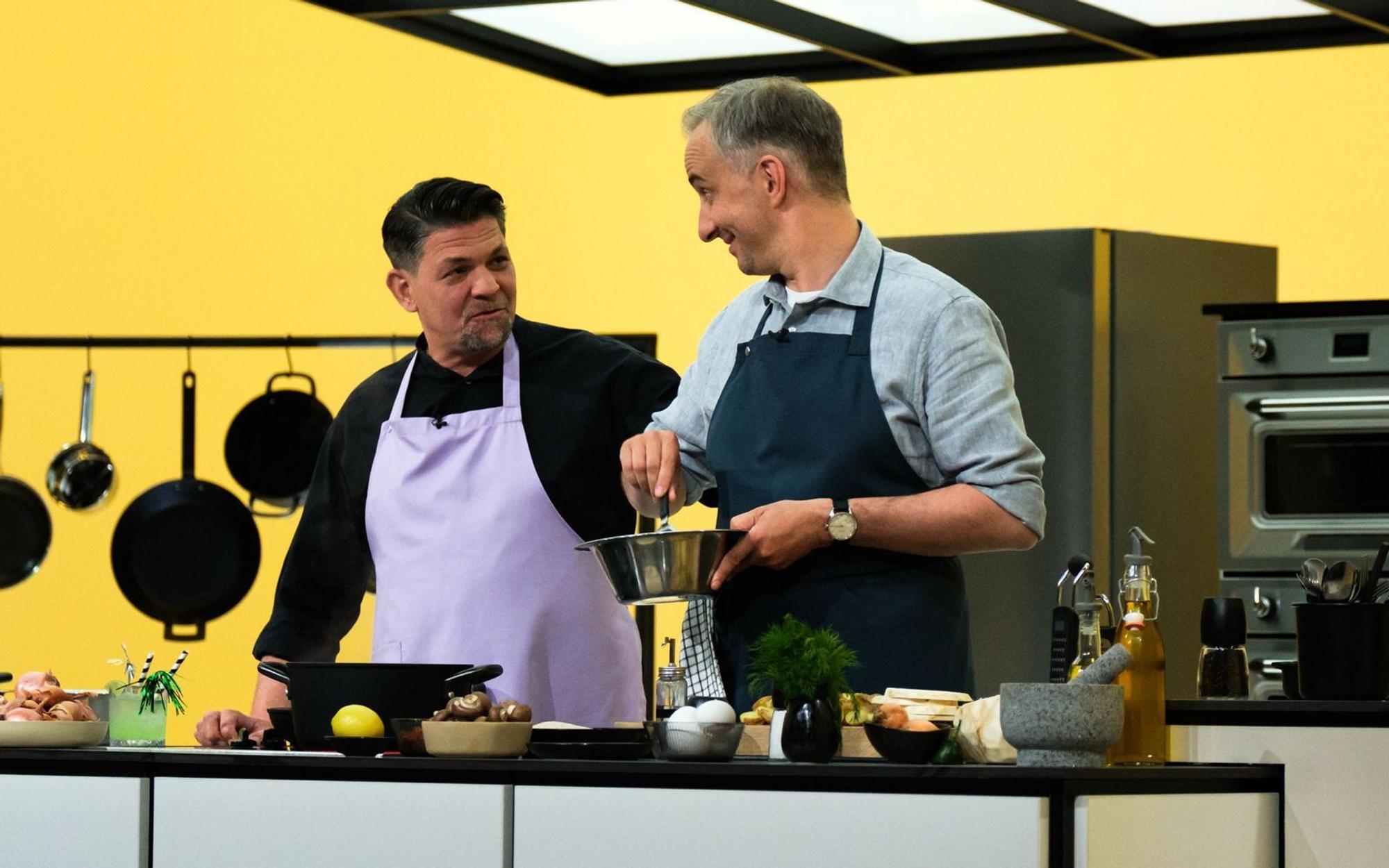 Tim Mälzer (links) spracht mit Jan Böhmermann über sein Zuhause und seine private Küche. (Bild: ZDF / Lennart Speer)