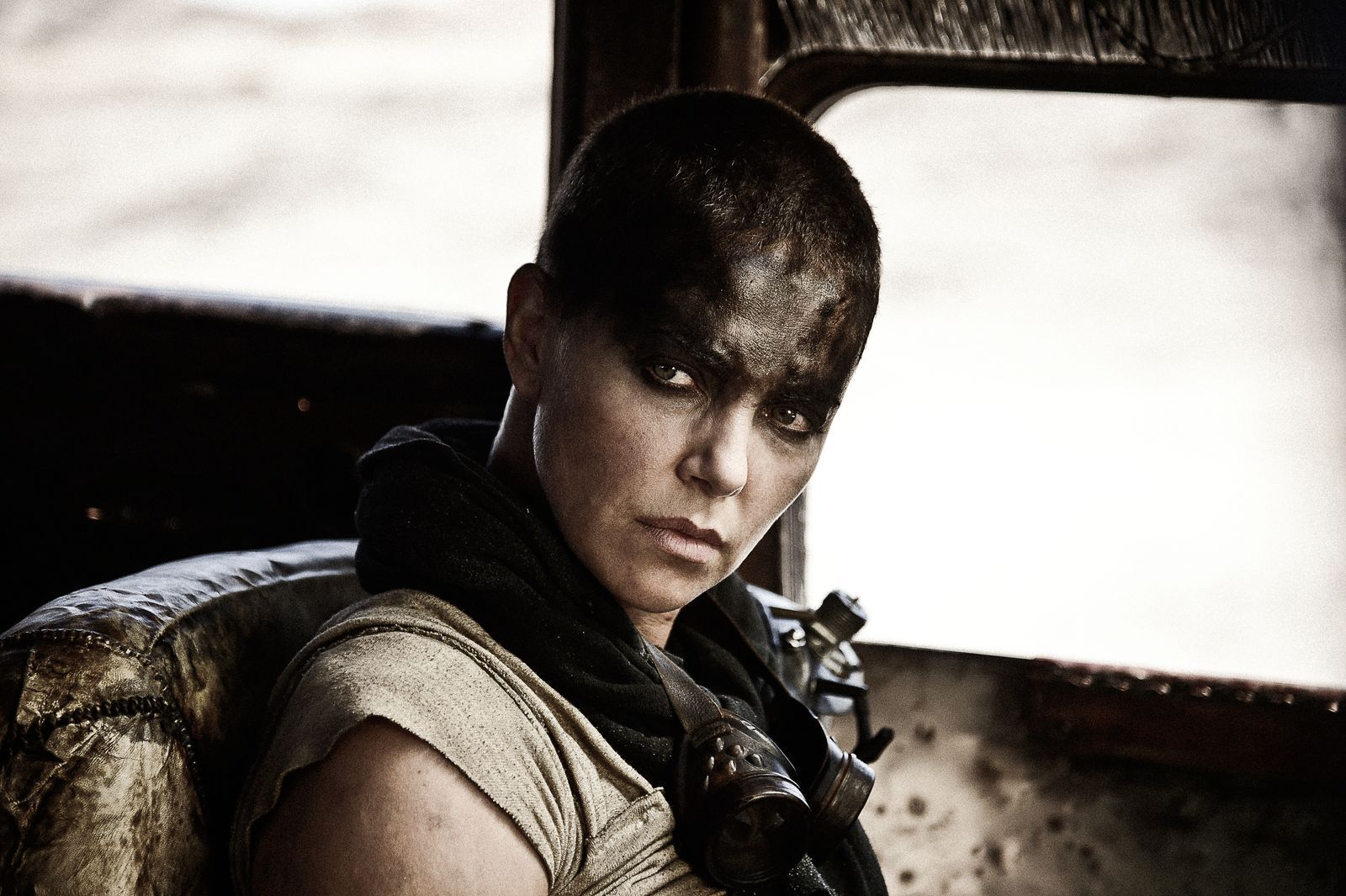 Mit „Mad Max: Fury Road“ (2015) gab George Miller der „Mad Max“-Reihe eine neue Richtung, und sie, Furiosa (Charlize Theron), war die heimliche Heldin des Films. (Bild: Warner / Village Roadshow Films / Jasmin Boland)
