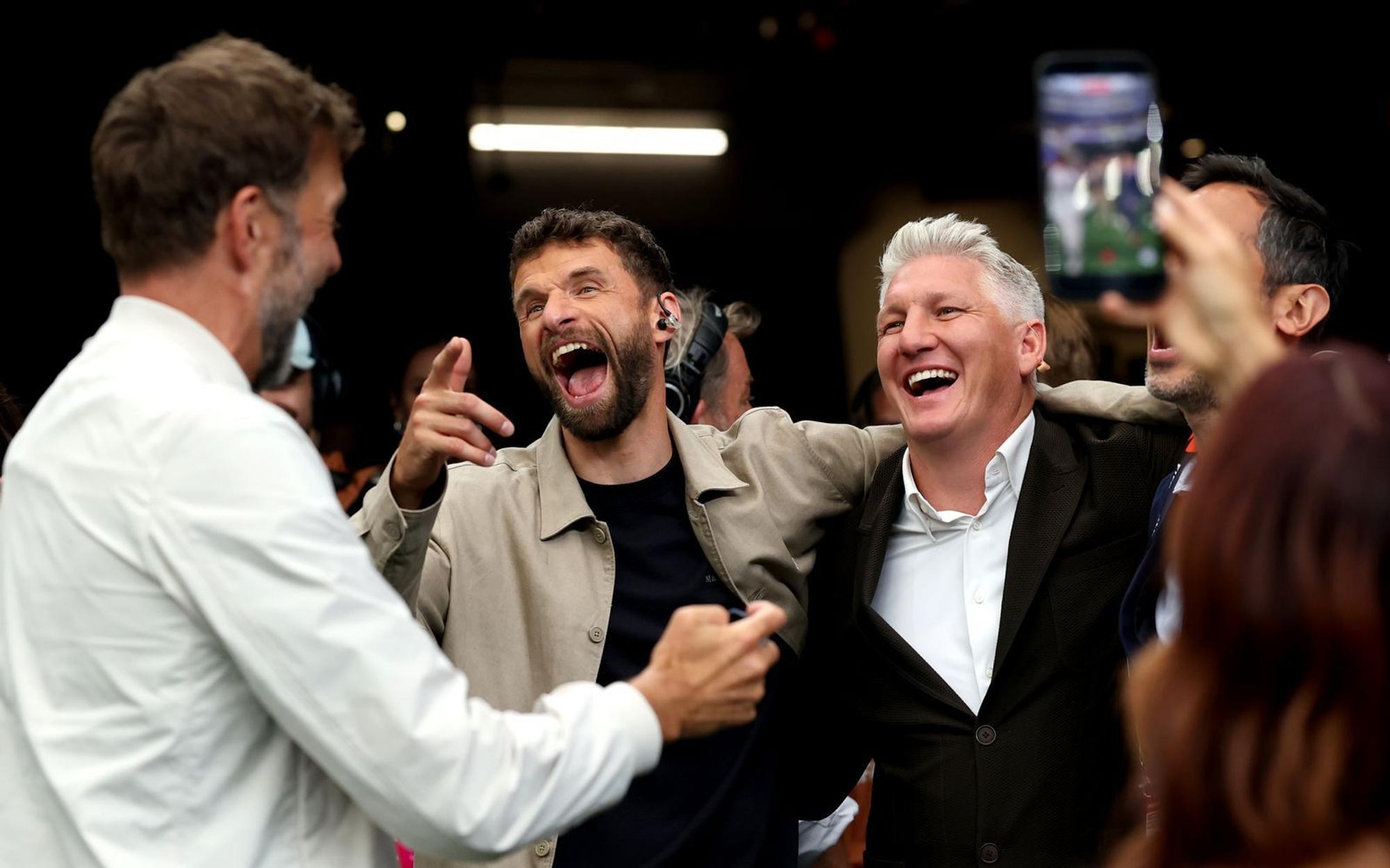 Sender-übergreifendes Experten-Treffen, auch bei der XXL-WM läuft man sich eben über den Weg, von links: Jürgen Klopp, Thomas Müller and Bastian Schweinsteiger. (Bild: 2026 Getty Images/Alexander Hassenstein)