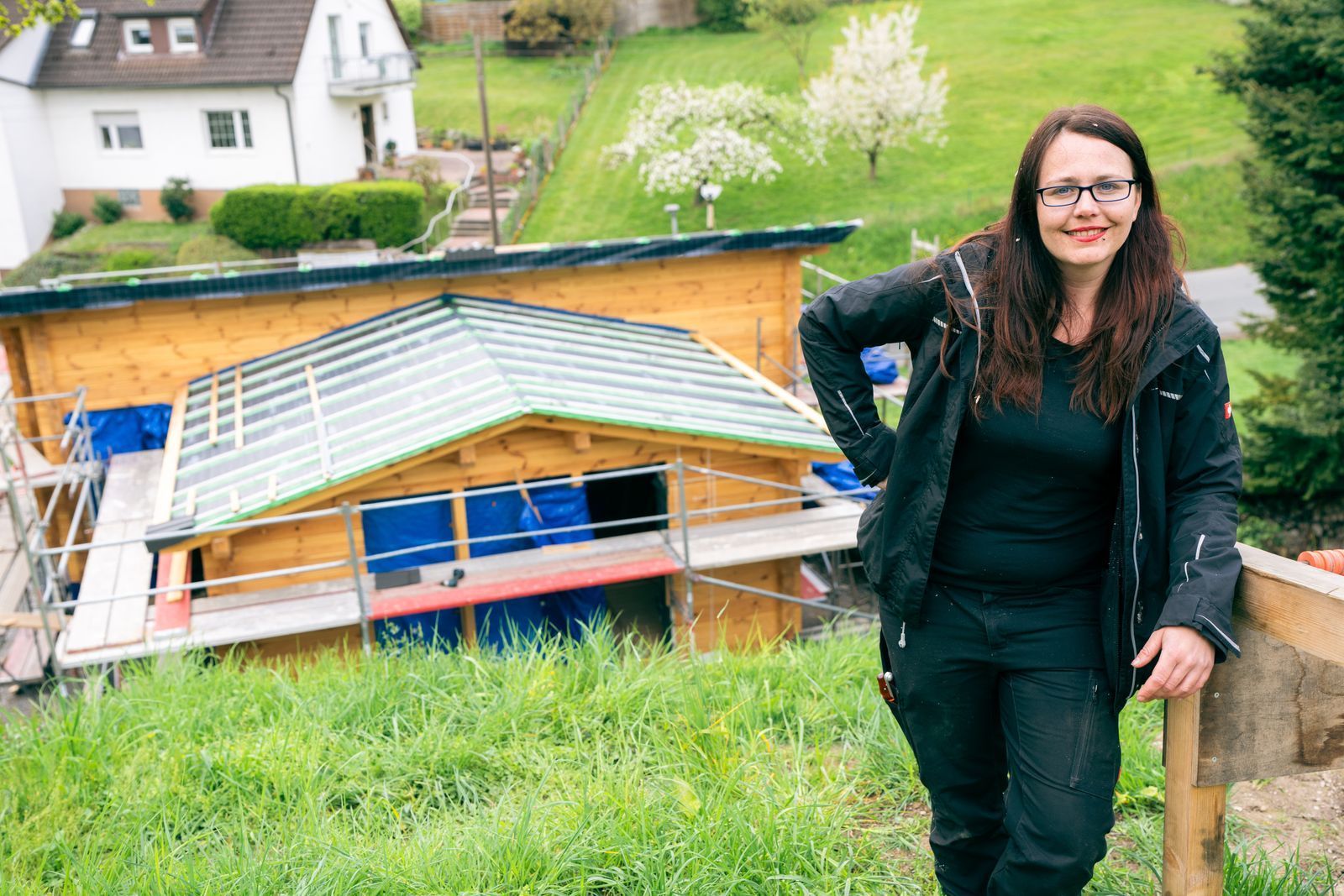 Bauherrin von A bis Z: Genehmigungen, Finanzierung, Grundstück urbar machen und dann ganz viel hämmern, sägen, bohren. Und nie den Glauben an sich verlieren! Lisa baute ihr eigenes Tiny House. (Bild: ZDF/Ben Knabe)