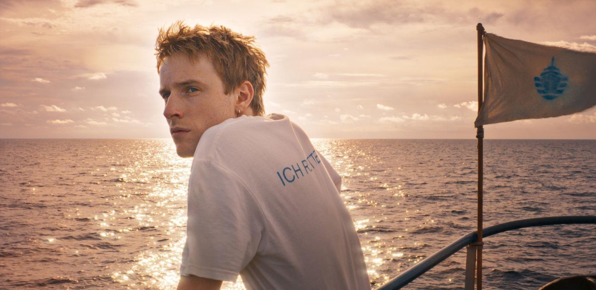Lukas (Louis Hofmann) und seine Mitstreiterinnen und Mitstreiter an Bord der Iuventa haben ein nobles Ziel: Sie wollen Menschenleben retten. (Bild: 2024 Netflix, Inc.)