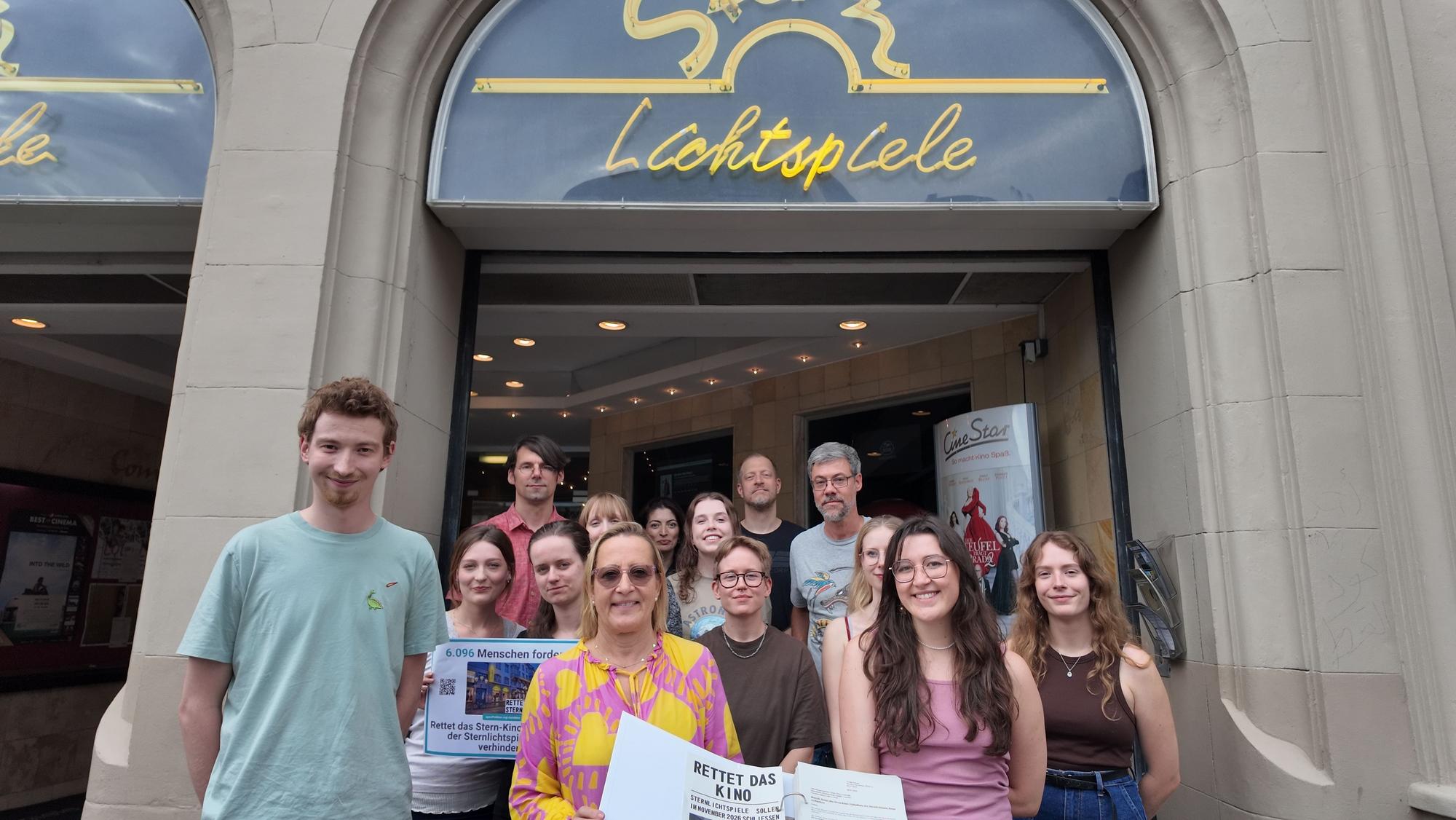 Die Initiative Sternkino bei der Übergabe der Unterschriften in Bonn.