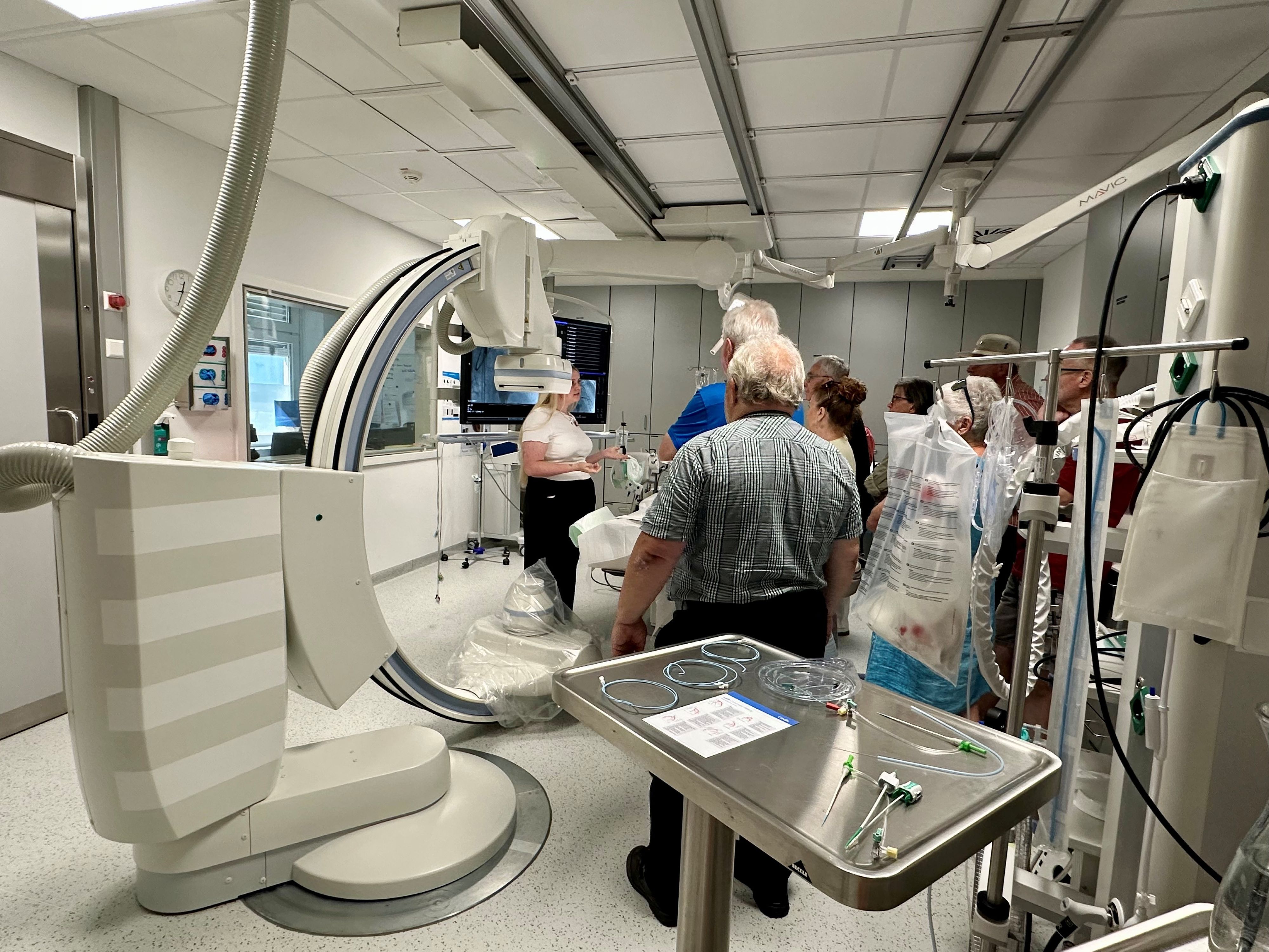 Besucherinnen und Besucher schauen sich ein Krankenhaus an.