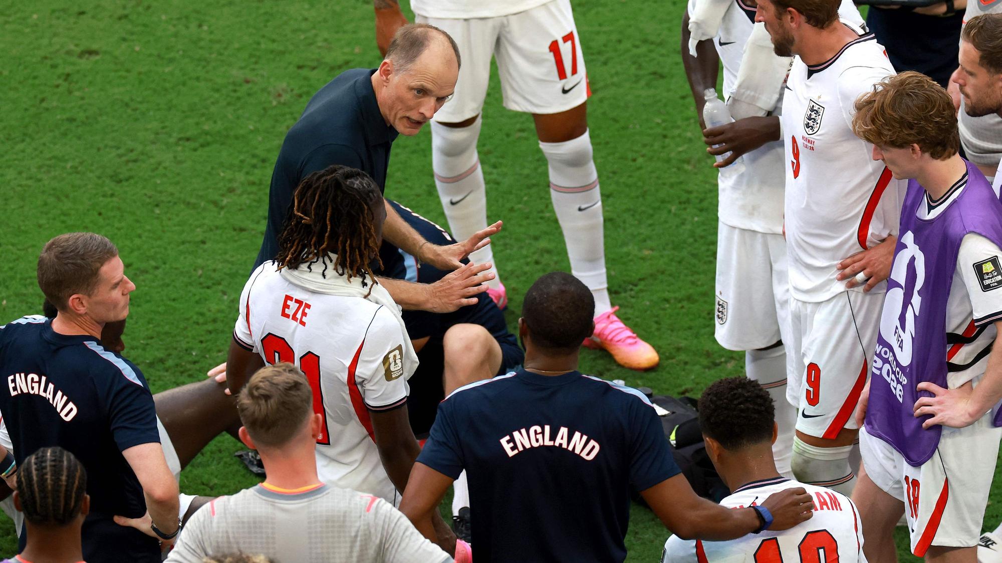 Anweisungen von Thomas Tuchel im Spielerkreis von England.