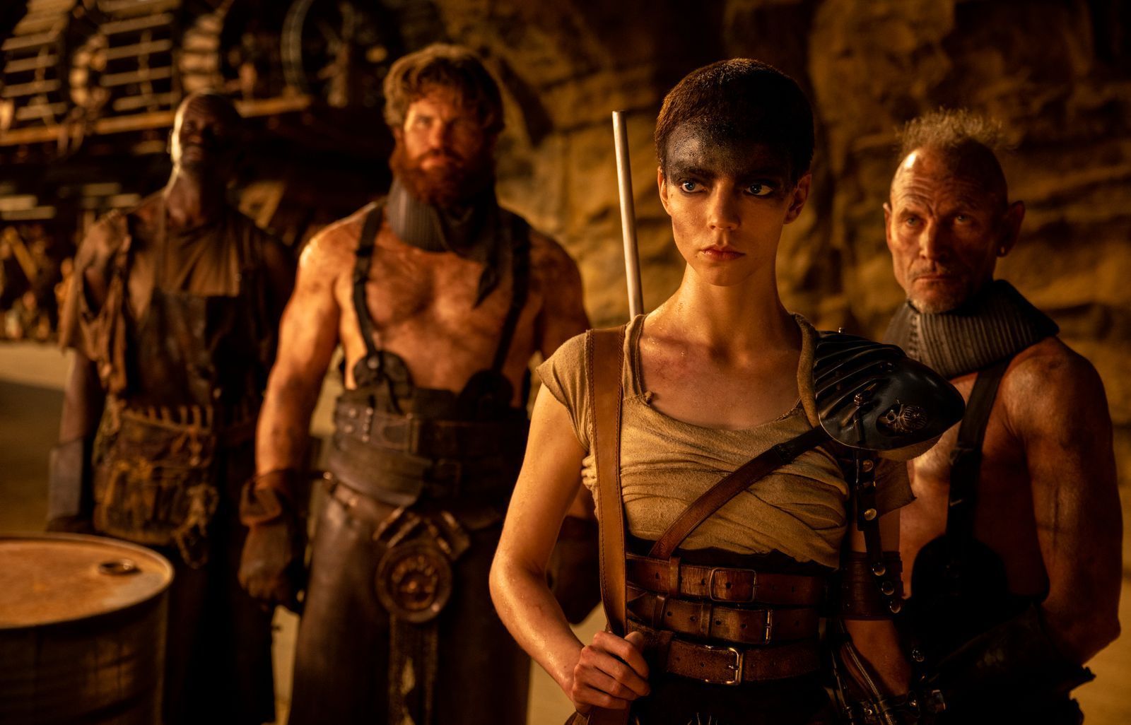 In „Furiosa: A Mad Max Saga“ ist Furiosa noch jung, aber schon vom Leben in der Endzeithölle gezeichnet. (Bild: 2024 Warner Bros. Entertainment)