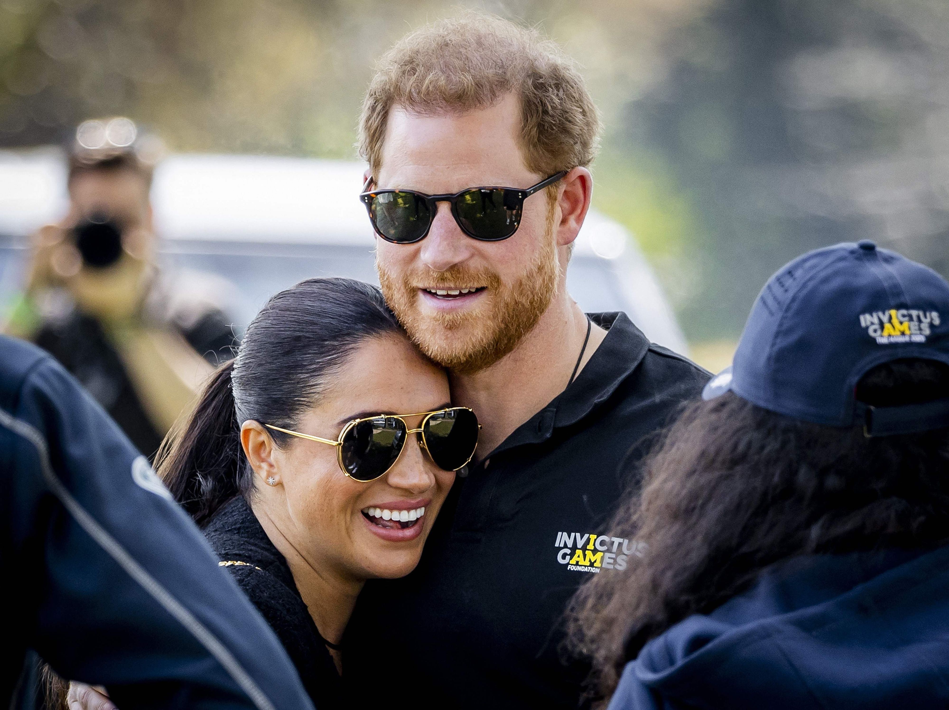 Herzogin Meghan und Prinz Harry umarmen sich.