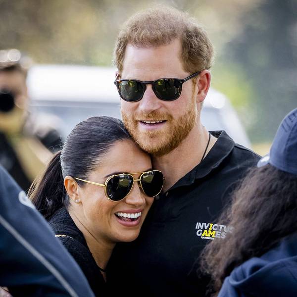 Herzogin Meghan und Prinz Harry umarmen sich.