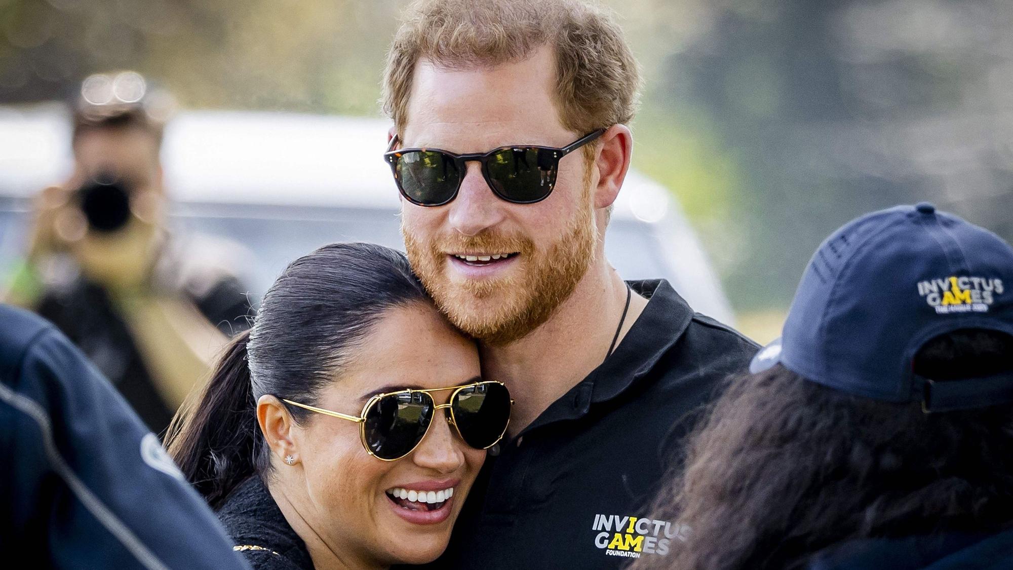 Herzogin Meghan und Prinz Harry umarmen sich.