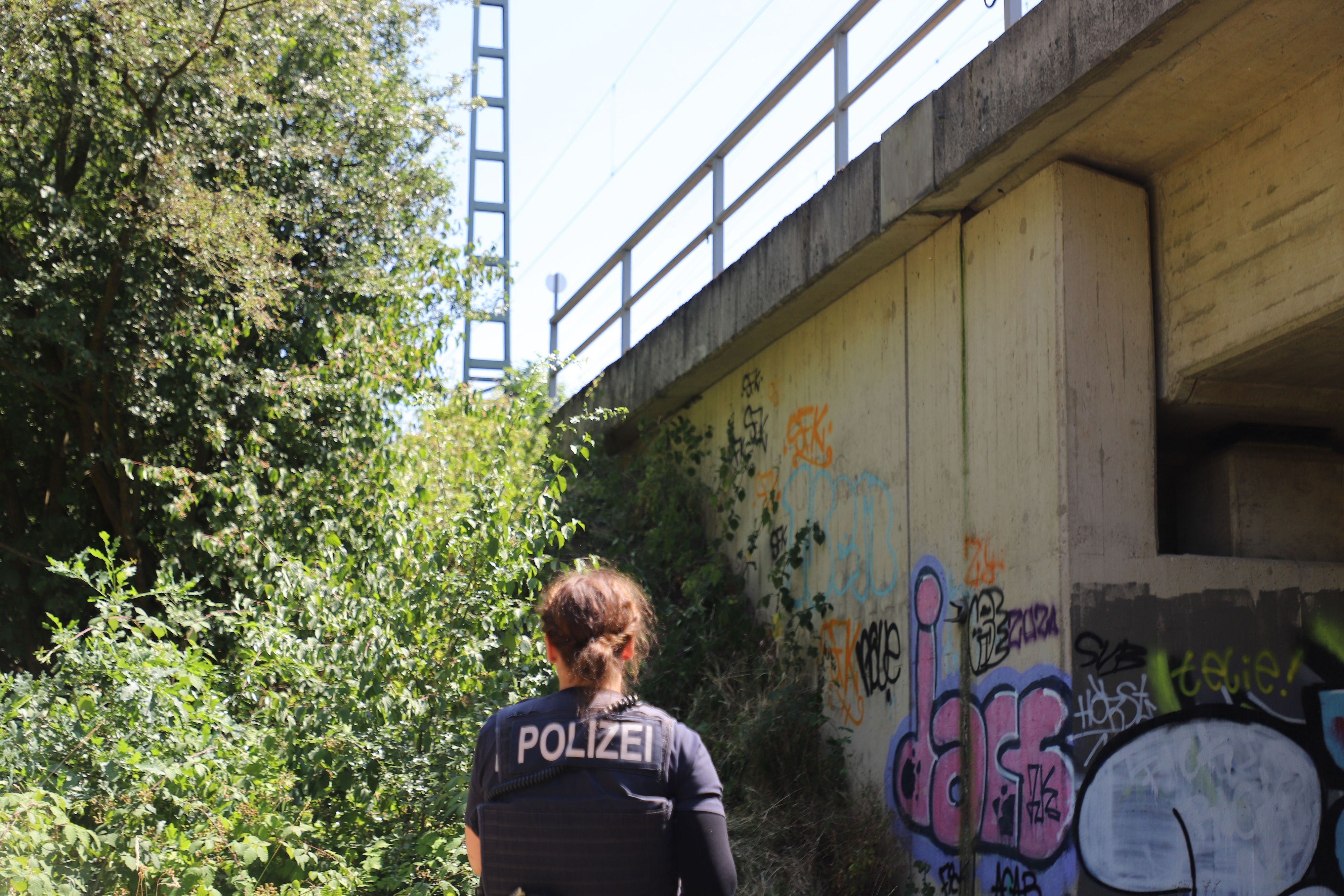 Eine Polizistin bei den Ermittlungen an der Bahnstrecke.