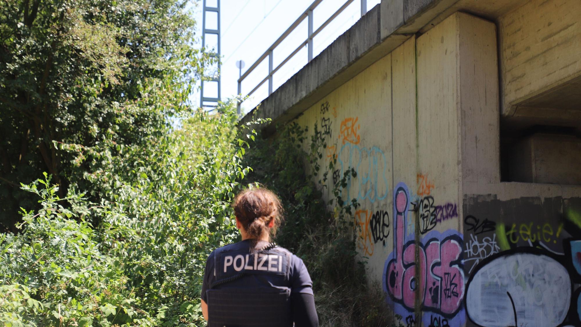Eine Polizistin bei den Ermittlungen an der Bahnstrecke.