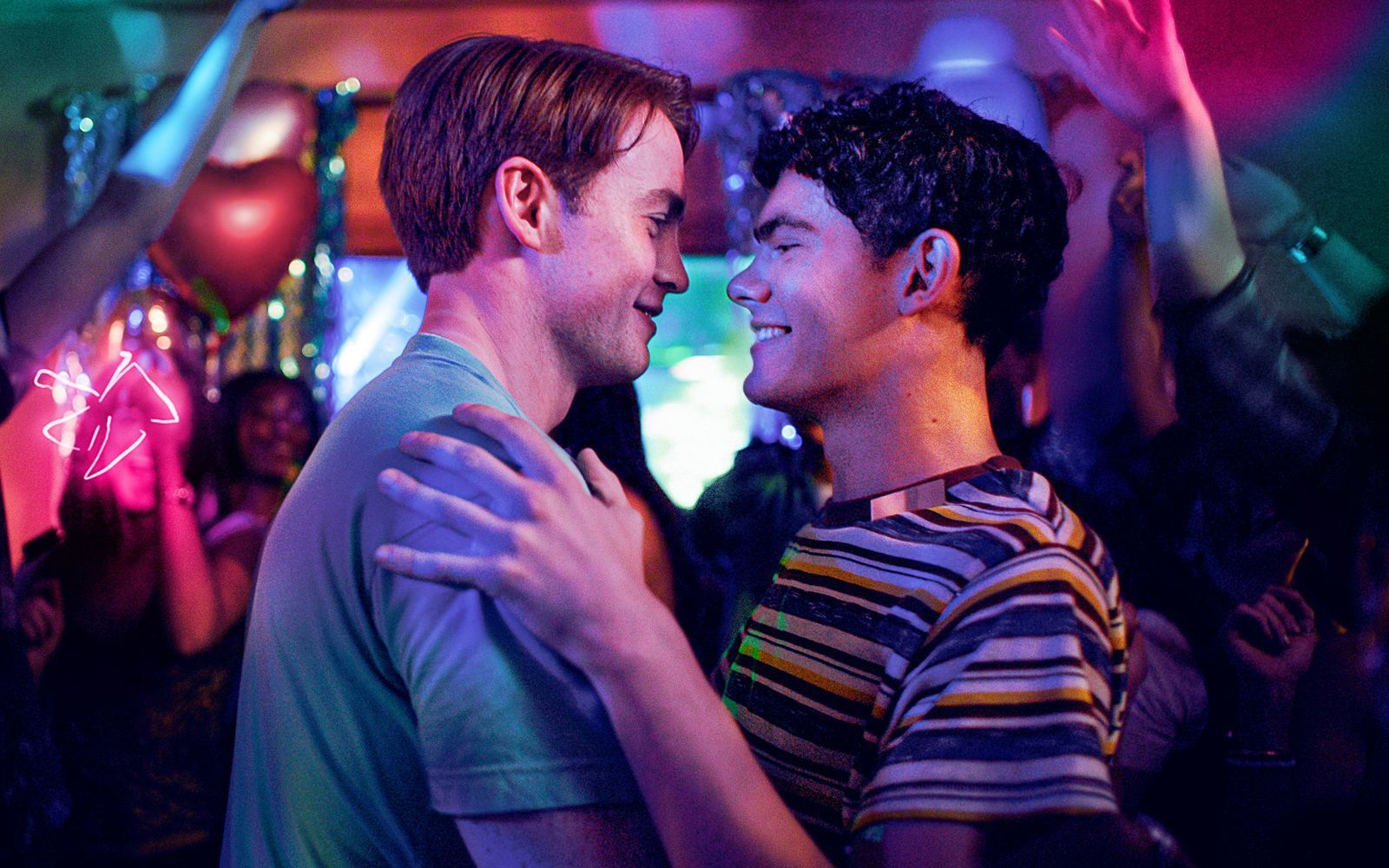 So ehrlich, so witzig, so einfallsreich wie kaum ein anderes Format erzählt „Heartstopper“ von der ersten Liebe und all den Irrungen und Wirkungen, mit denen sich der schwule Charlie (Joe Locke, links) und der bisexuelle Nick (Kit Connor) plötzlich konfrontiert sehen. In „Heartstopper Forever“ werden die beiden örtlich getrennt. Klappt die Fernbeziehung? (Bild: Netflix)