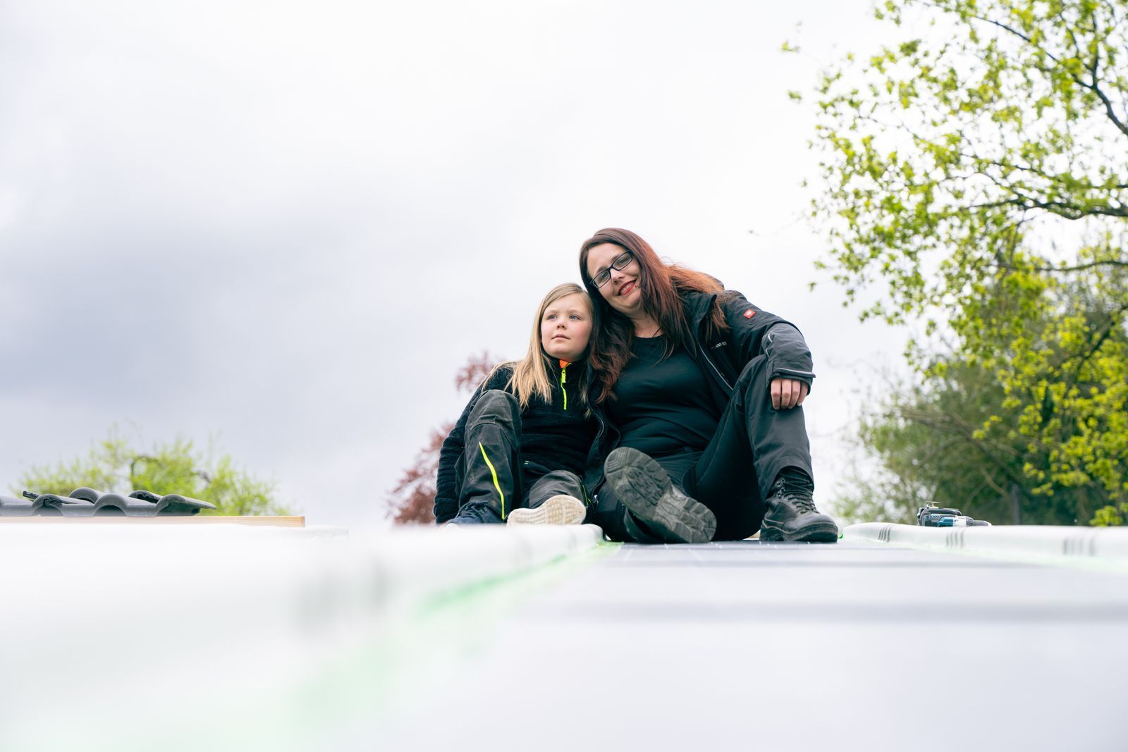 Lebenstraum wird wahr: Lisa und ihre Tochter Laura können sich jetzt selbst aufs Dach steigen. (Bild: ZDF/Ben Knabe)