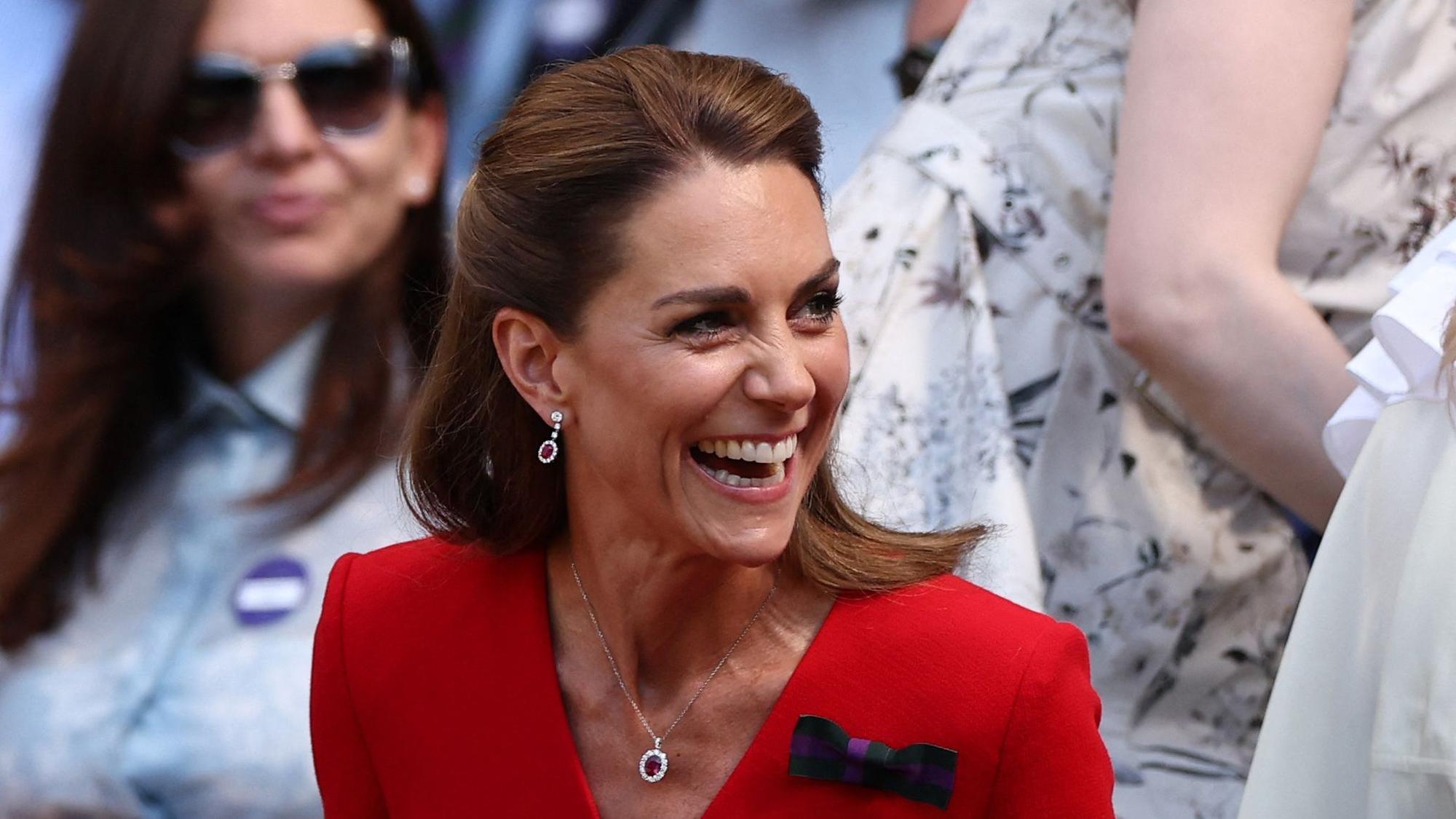 Prinzessin Kate lacht beim Wimbledon-Finale der Damen.