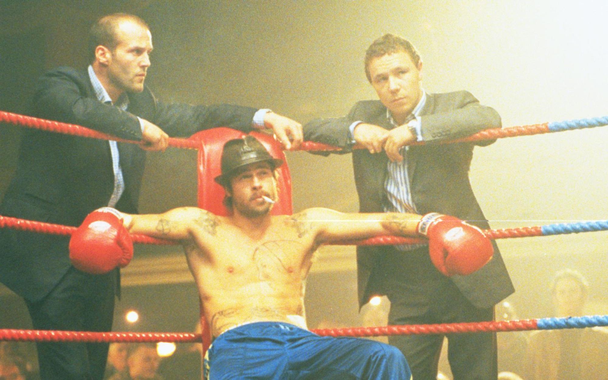Pech für Turkish (Jason Statham, links) und Tommy (Stephen Graham, rechts): Ihr Schützling Mickey (Brad Pitt) ist nach einer durchzechten Nacht gar nicht gut drauf. Wird er so kämpfen wie verabredet? (Bild: ZDF / Sony)