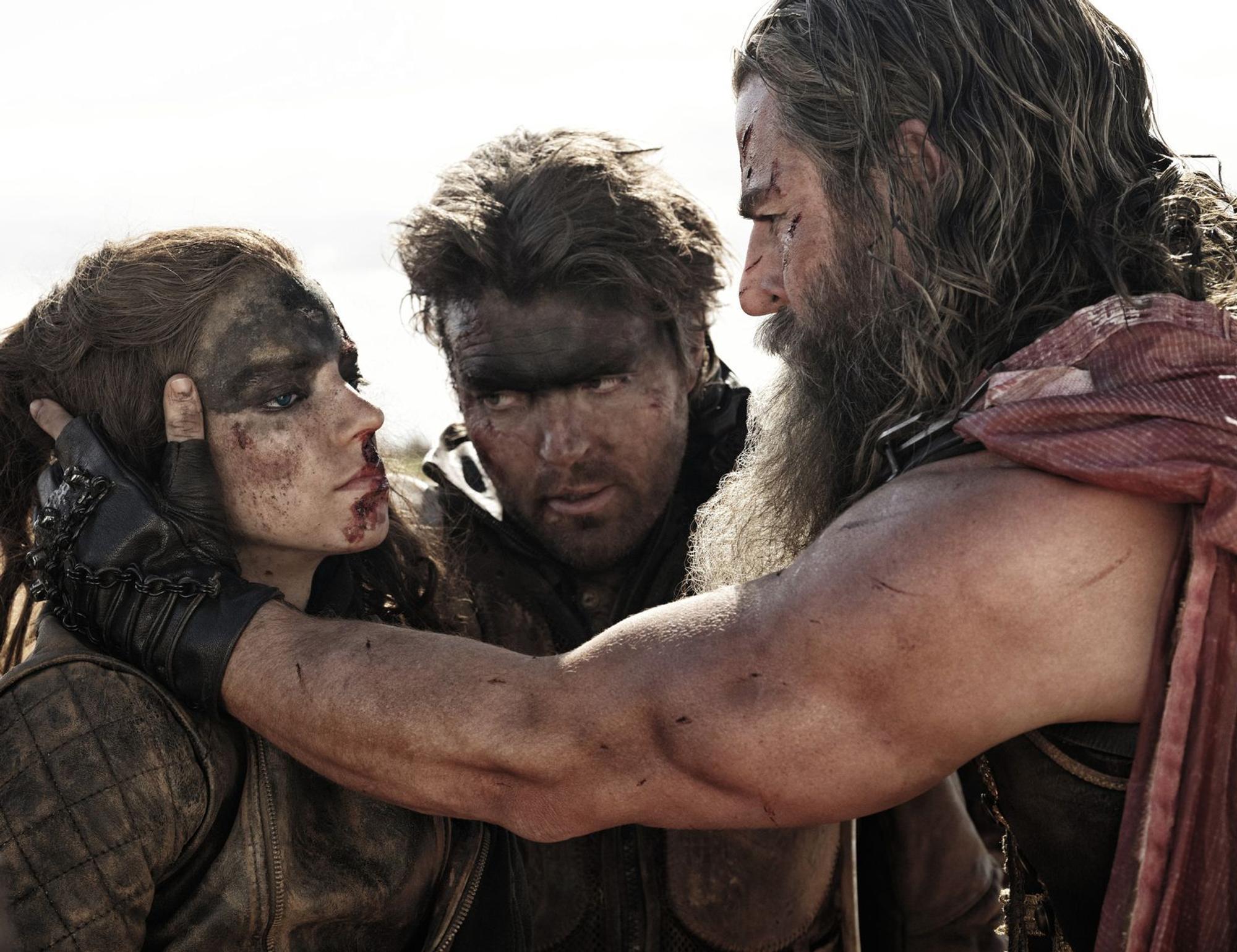 Die Menschen in „Furiosa: A Mad Max Saga“ sind mehrheitlich durch und durch moralisch verkommen und der schlimmste von allen ist der von Chris Hemsworth (rechts) gespielte Dementus. (Bild: 2024 Warner Bros. Entertainment)