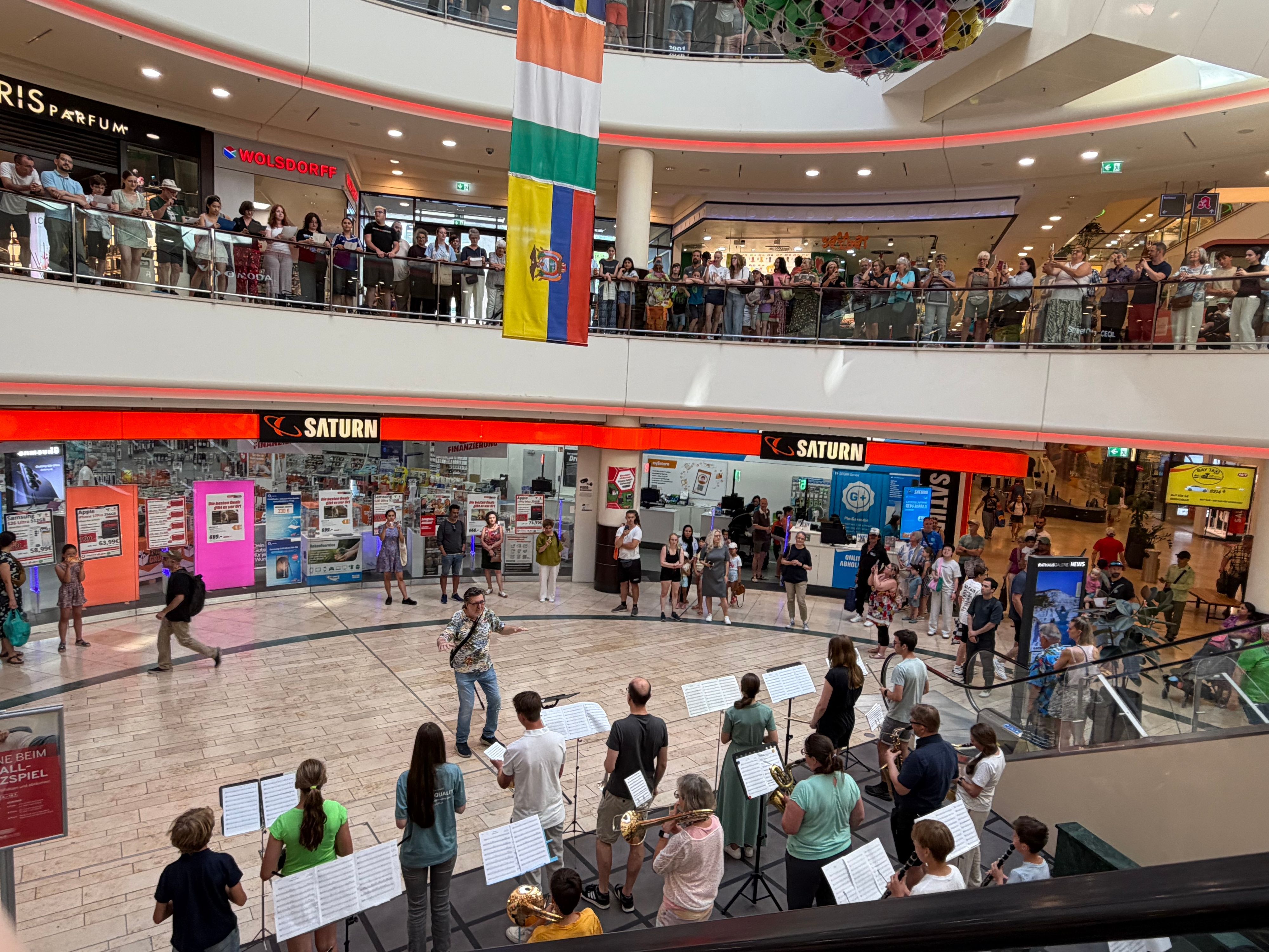 Beim Flashmob der Musik- und Kunstschule wurde unten mit Instrumenten musiziert, während oben der Chor sang.