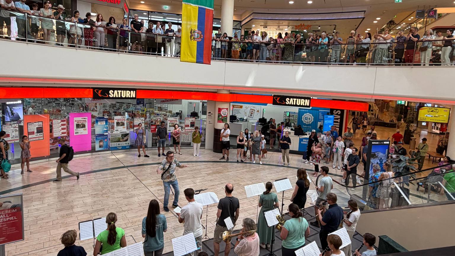 Beim Flashmob der Musik- und Kunstschule wurde unten mit Instrumenten musiziert, während oben der Chor sang.