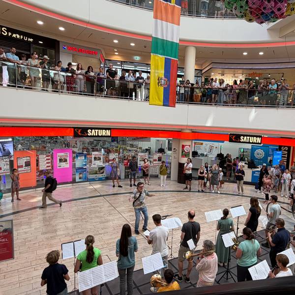 Beim Flashmob der Musik- und Kunstschule wurde unten mit Instrumenten musiziert, während oben der Chor sang.