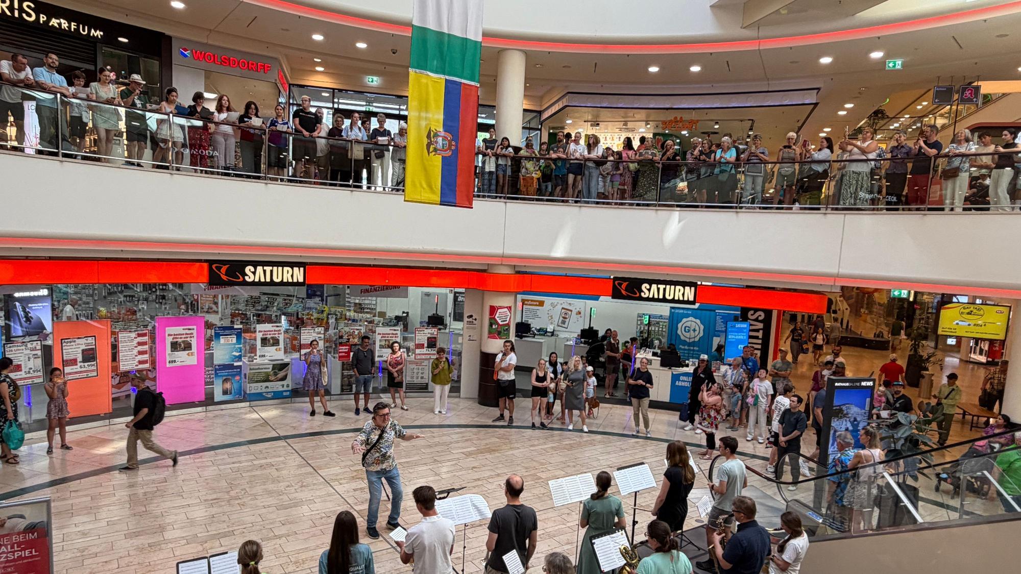 Beim Flashmob der Musik- und Kunstschule wurde unten mit Instrumenten musiziert, während oben der Chor sang.