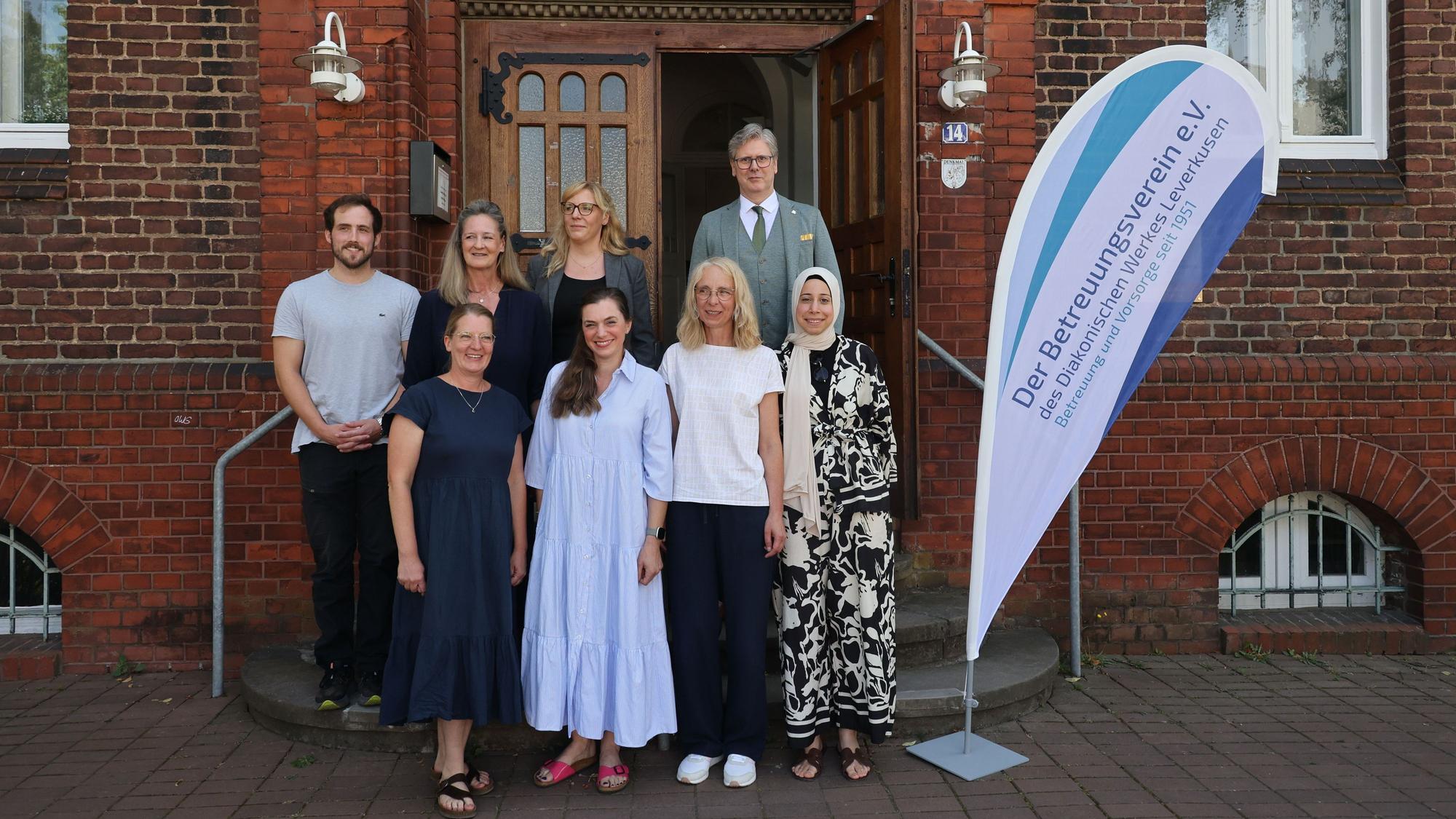 Vertreterinnen und Vertreter des Betreuungsvereins, des Diakonischen Werks und des Kirchenkreises Leverkusen bei der Jubiläumsfeier.