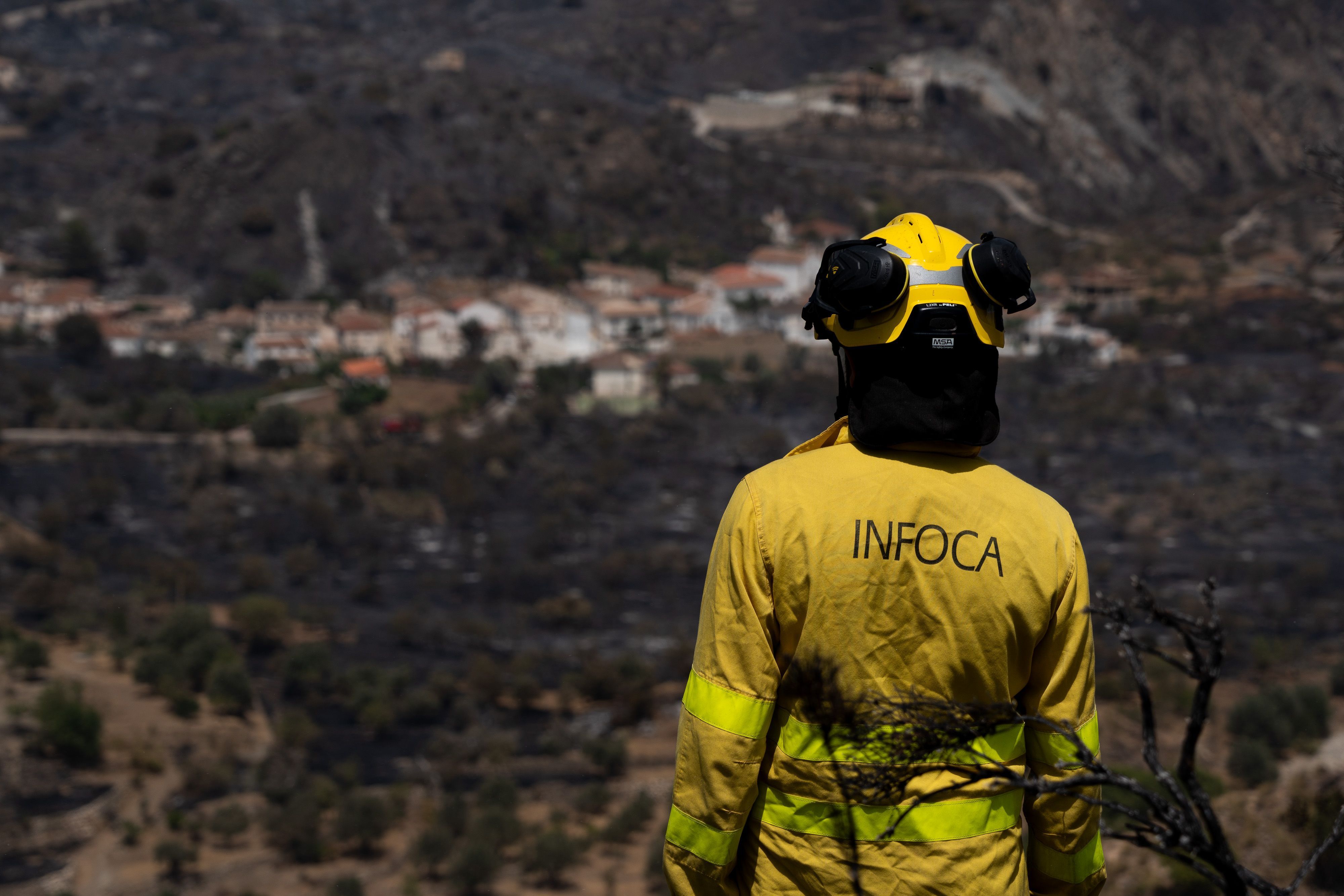 Ein Mitarbeiter der Spezialeinheit zur Waldbrandbekämpfung in der Region Andalusien (IFOCA) schaut während eines Einsatzes auf den Ort.