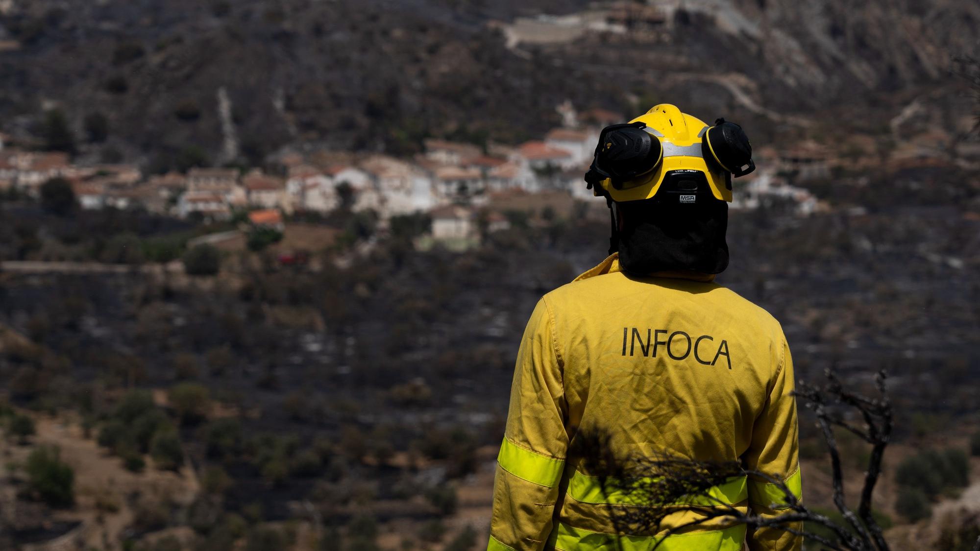 Ein Mitarbeiter der Spezialeinheit zur Waldbrandbekämpfung in der Region Andalusien (IFOCA) schaut während eines Einsatzes auf den Ort.