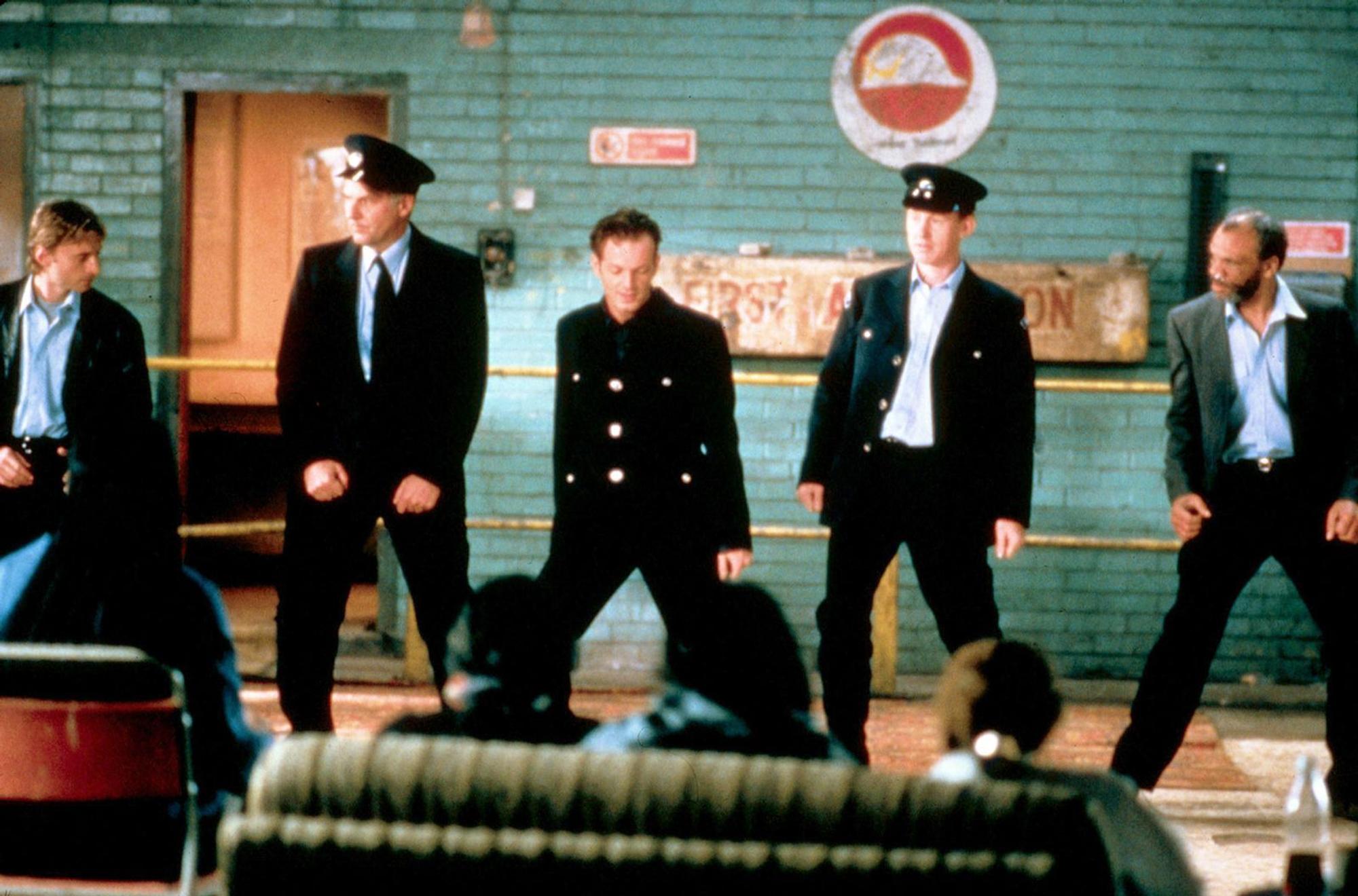 Die arbeitslosen Ex-Kollegen (von links) Gaz (Robert Carlyle), Gerald (Tom Wilkinson), Guy (Hugo Speer), Lomper (Steve Huison) und Horse (Paul Barber) haben zur Generalprobe ihrer Stripshow eingeladen. (Bild: 1997 20th Century Fox / John de Borman)