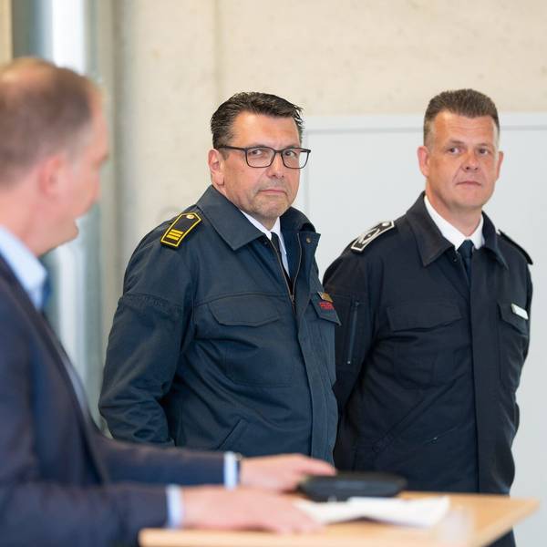 Michael Mund (M.) und Jörg Nothhelfer (r.) nehmen auch künftig verantwortungsvolle Aufgaben bei der Feuerwehr Hürth wahr.