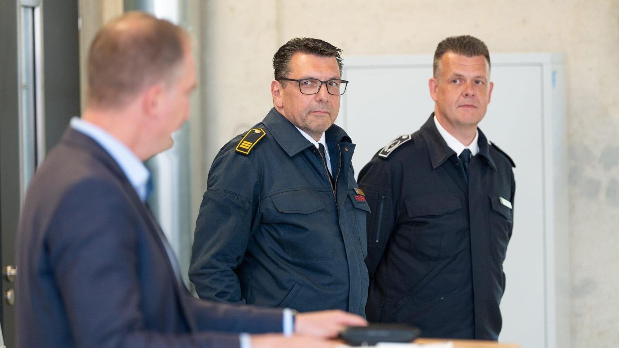 Michael Mund (M.) und Jörg Nothhelfer (r.) nehmen auch künftig verantwortungsvolle Aufgaben bei der Feuerwehr Hürth wahr.