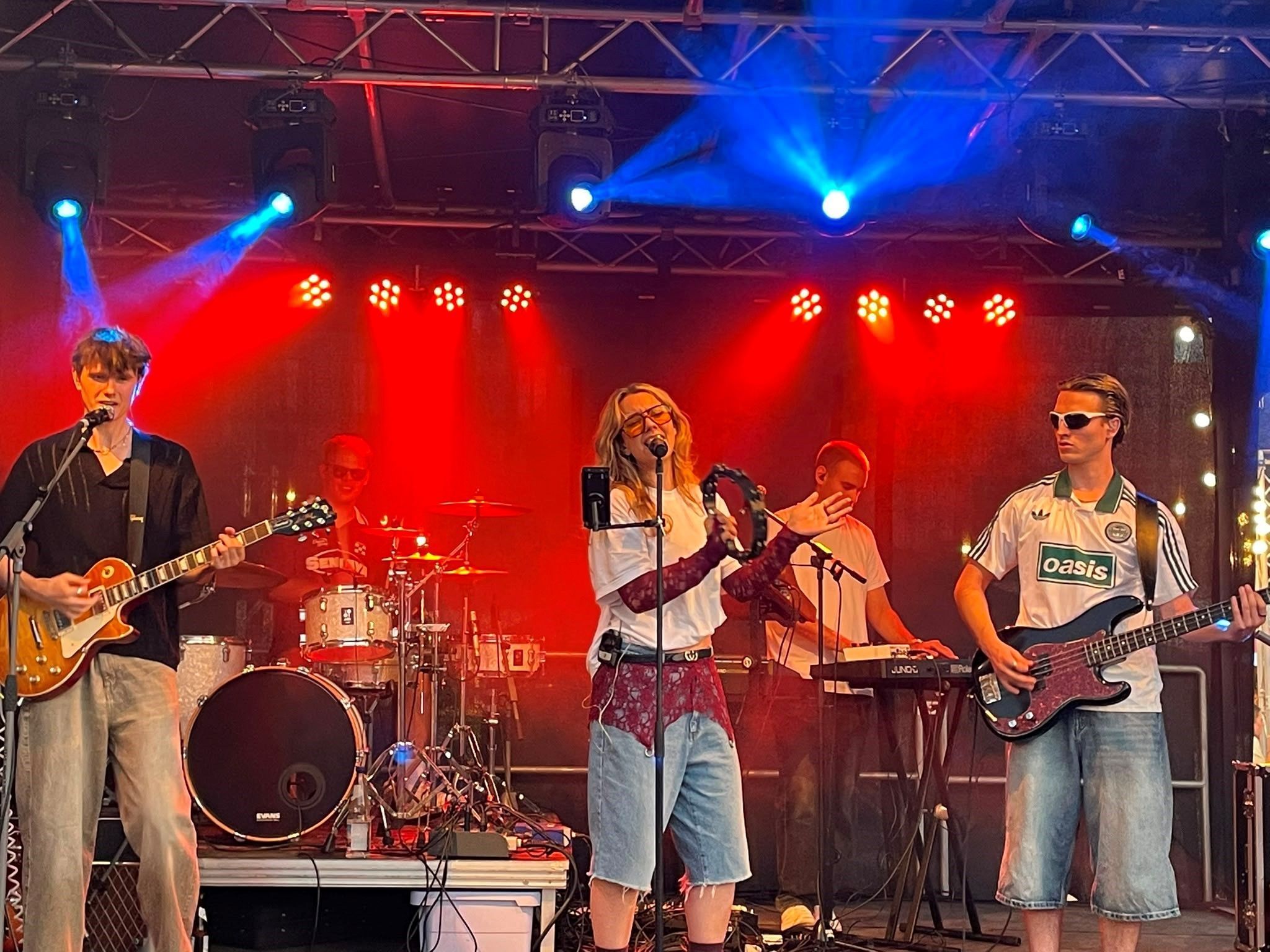 Eine Rockband auf der Bühne.