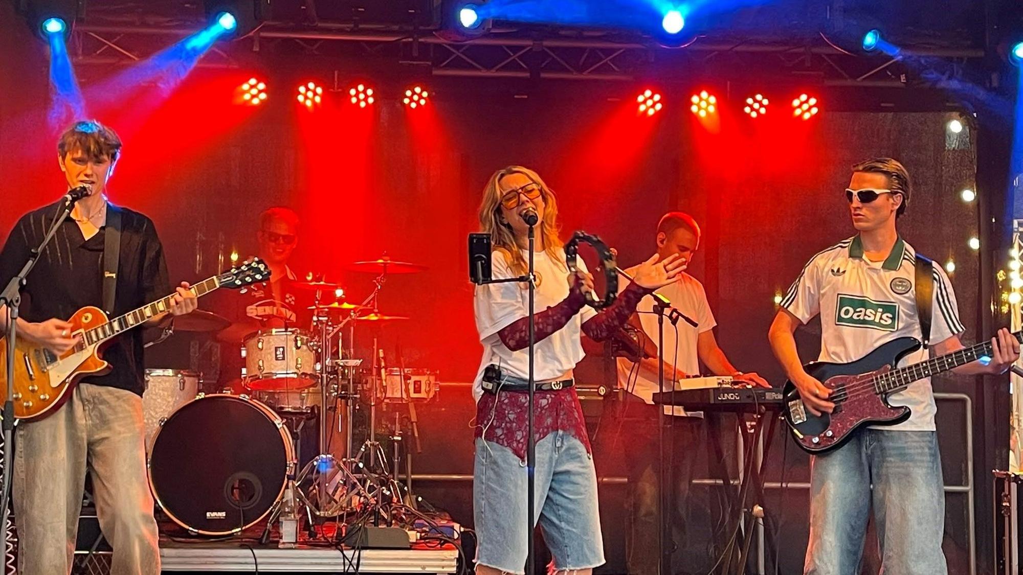 Eine Rockband auf der Bühne.